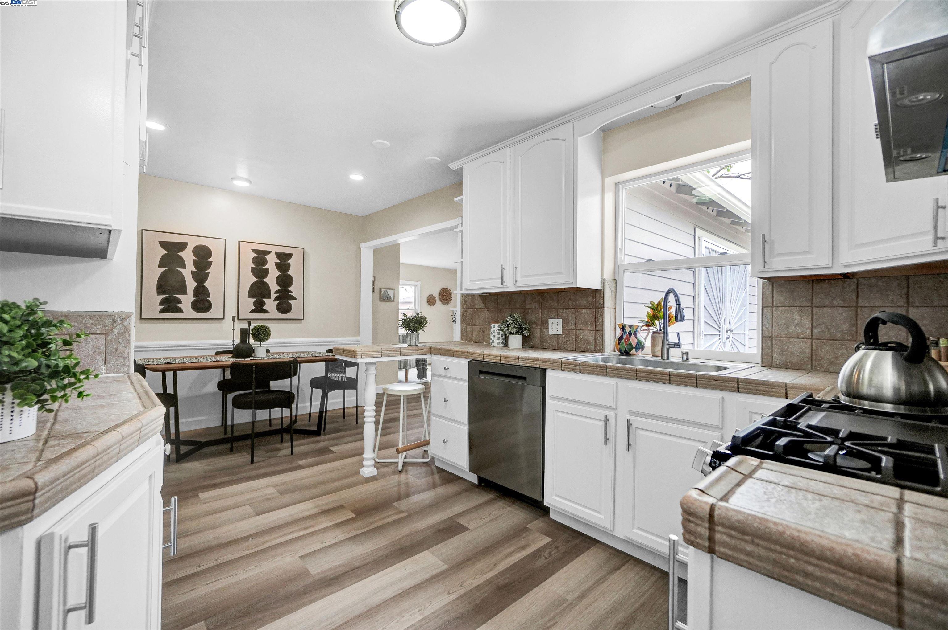 Detail Gallery Image 18 of 44 For 19157 San Miguel Ave, Castro Valley,  CA 94546 - 3 Beds | 1/1 Baths