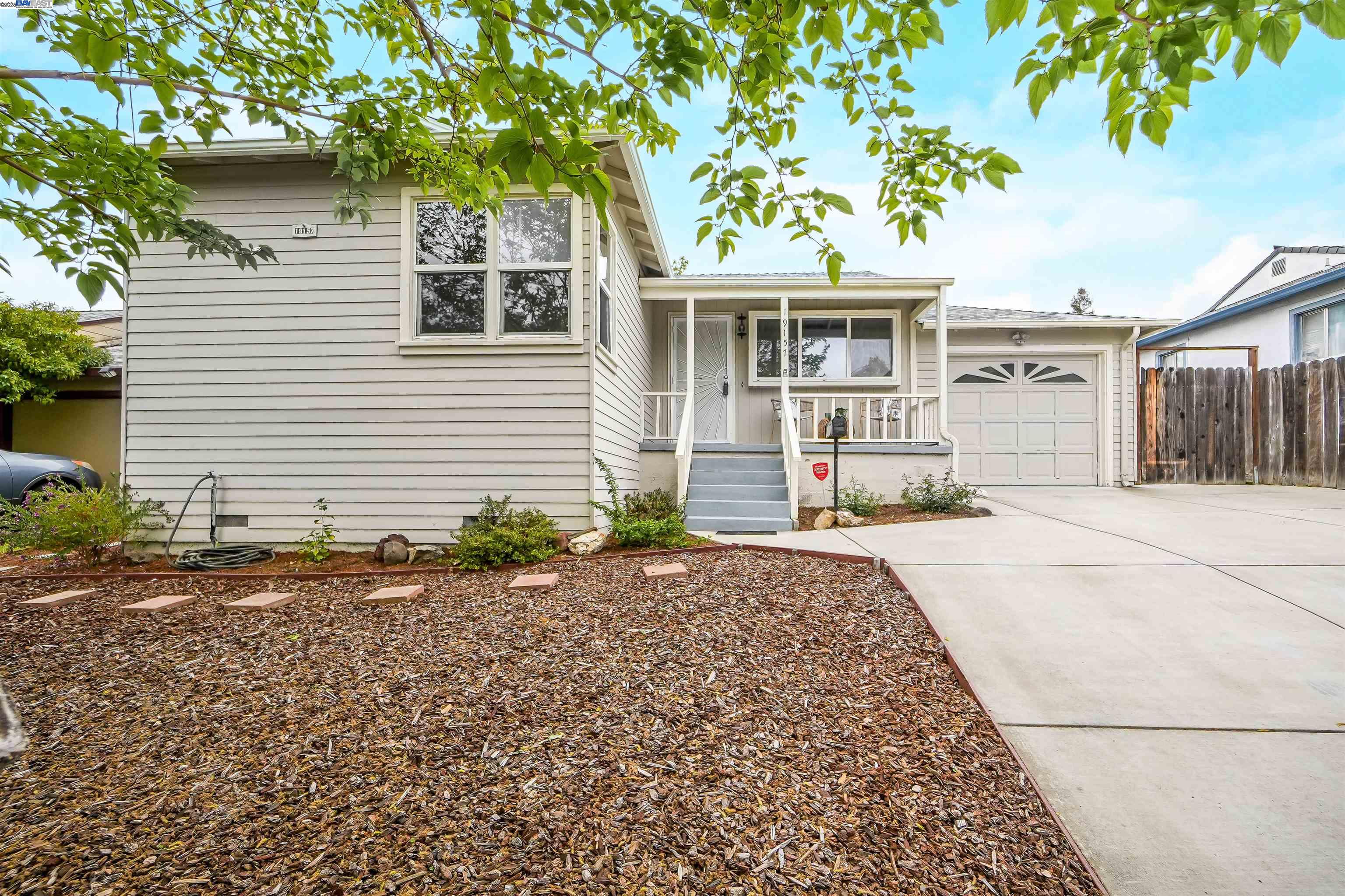 Detail Gallery Image 3 of 44 For 19157 San Miguel Ave, Castro Valley,  CA 94546 - 3 Beds | 1/1 Baths