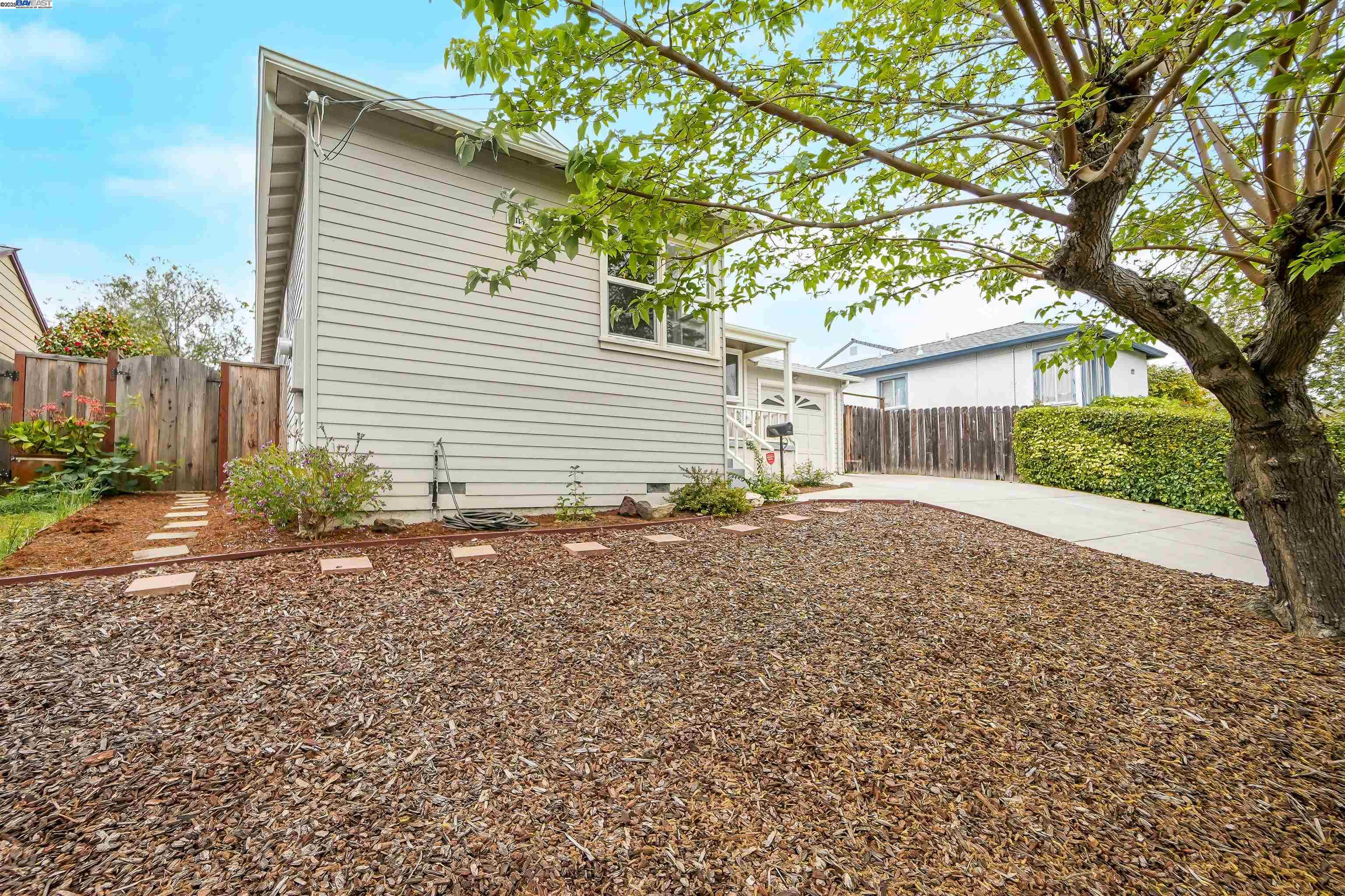 Detail Gallery Image 4 of 44 For 19157 San Miguel Ave, Castro Valley,  CA 94546 - 3 Beds | 1/1 Baths