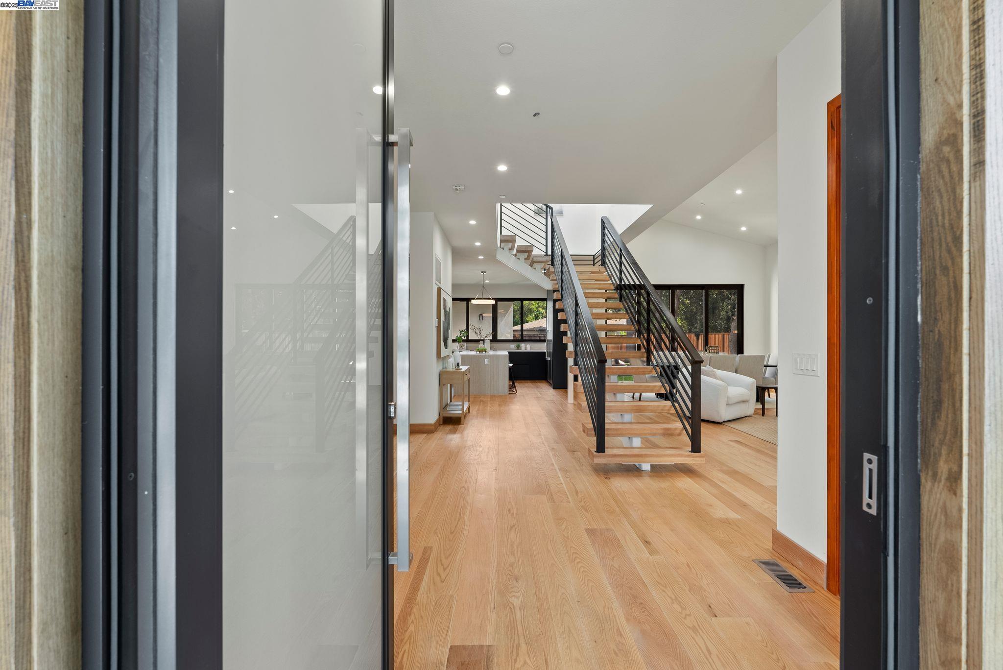 Detail Gallery Image 16 of 60 For 923 Shauna, Palo Alto,  CA 94306 - 6 Beds | 5/1 Baths