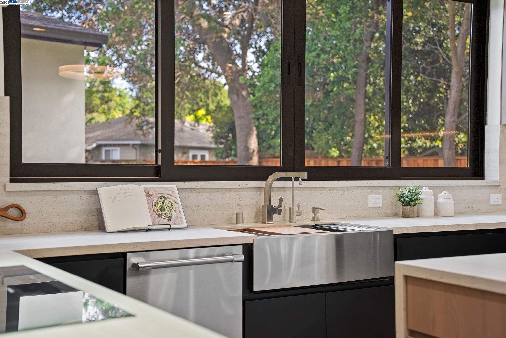 Detail Gallery Image 20 of 60 For 923 Shauna, Palo Alto,  CA 94306 - 6 Beds | 5/1 Baths