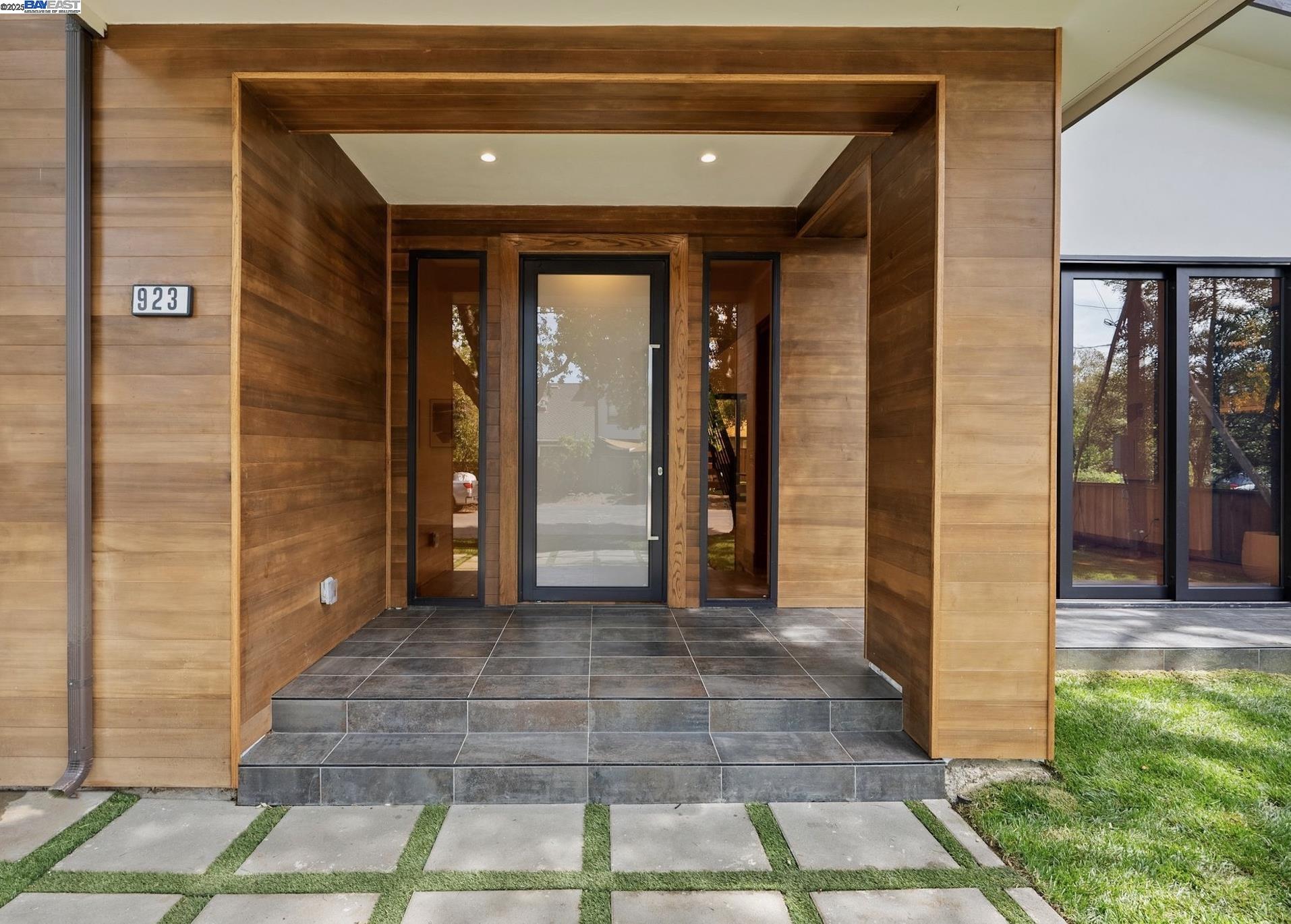 Detail Gallery Image 6 of 60 For 923 Shauna, Palo Alto,  CA 94306 - 6 Beds | 5/1 Baths