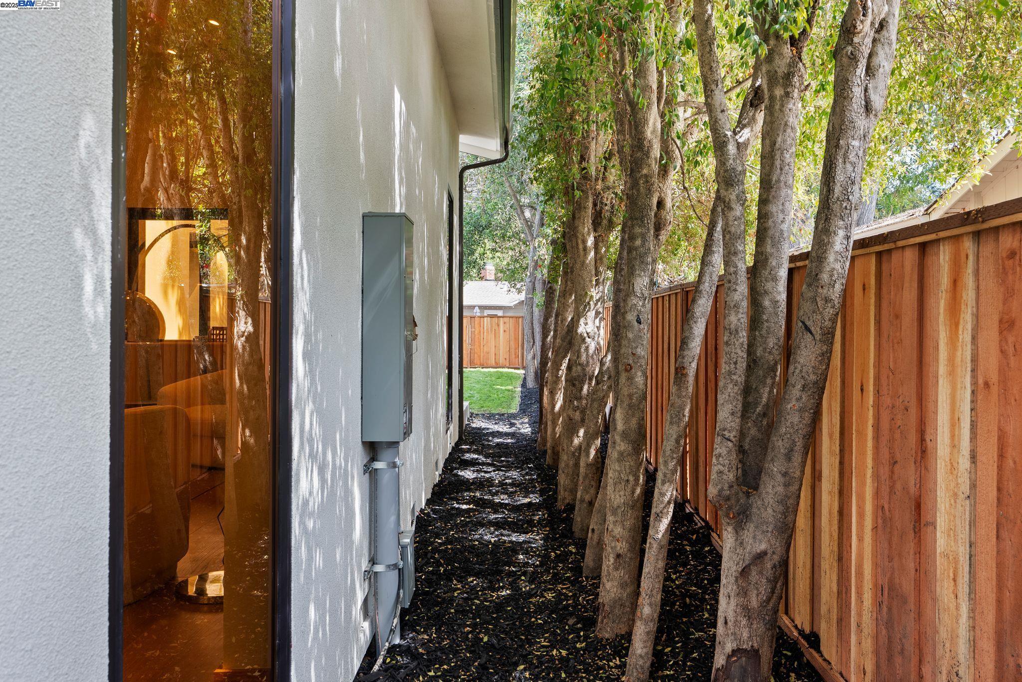 Detail Gallery Image 55 of 60 For 923 Shauna, Palo Alto,  CA 94306 - 6 Beds | 5/1 Baths