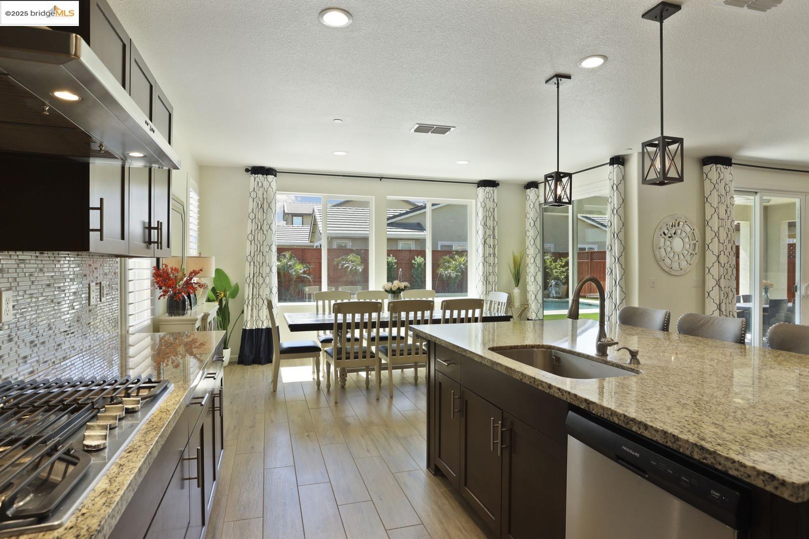 Detail Gallery Image 11 of 60 For 332 Franklin Ln, Ripon,  CA 95366 - 5 Beds | 3 Baths