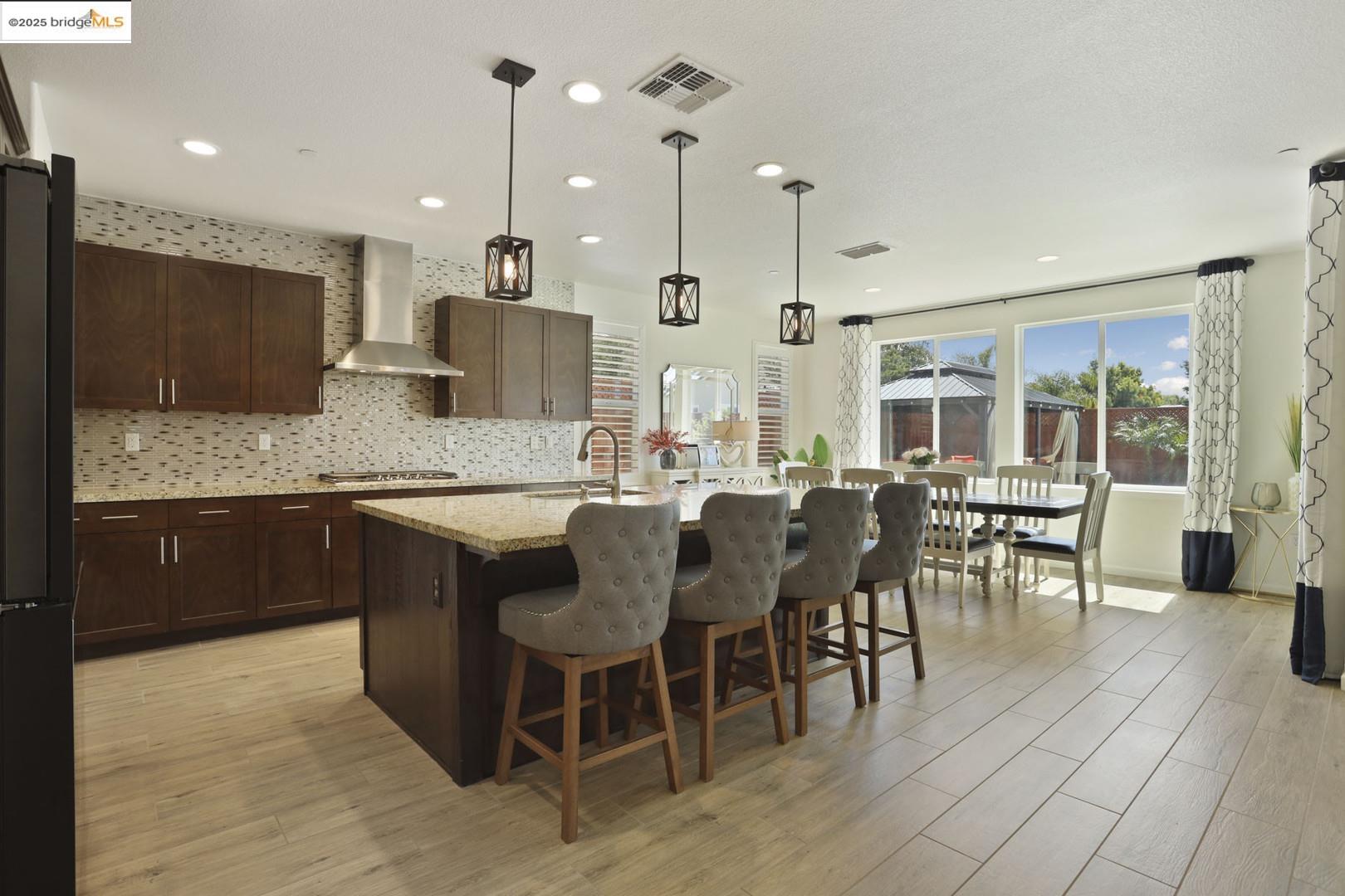 Detail Gallery Image 9 of 60 For 332 Franklin Ln, Ripon,  CA 95366 - 5 Beds | 3 Baths