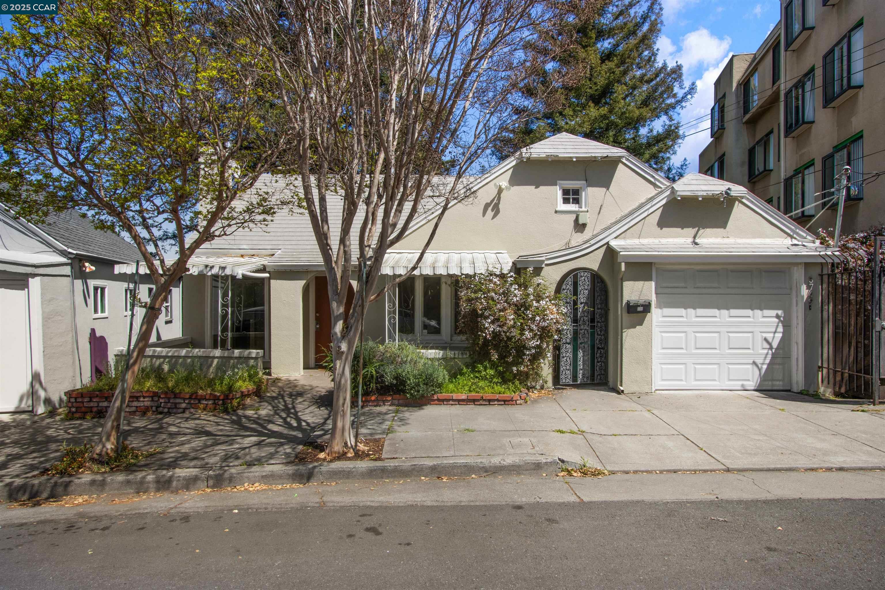 Detail Gallery Image 1 of 48 For 3747 Park Boulevard Way, Oakland,  CA 94610 - 3 Beds | 2 Baths