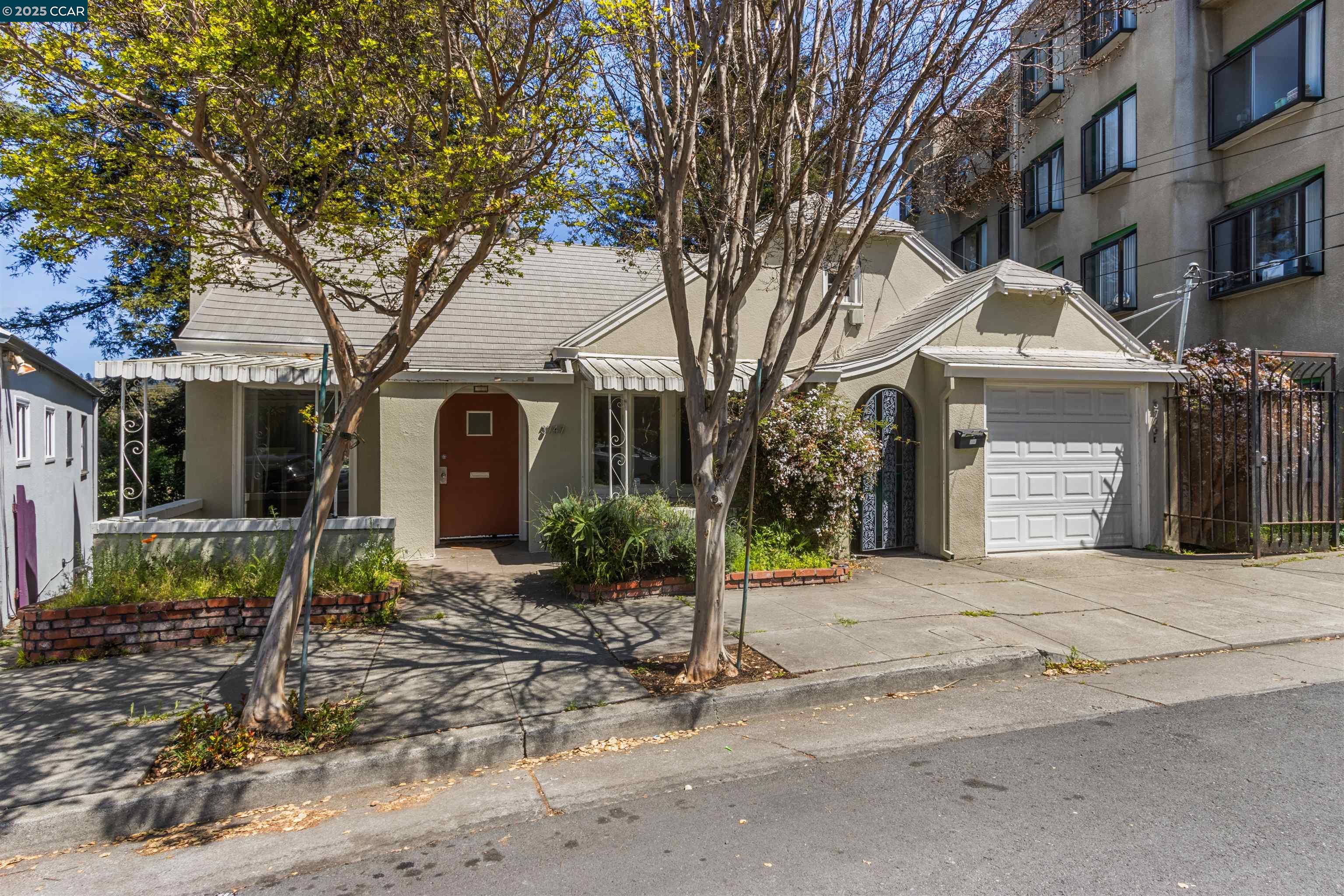 Detail Gallery Image 2 of 48 For 3747 Park Boulevard Way, Oakland,  CA 94610 - 3 Beds | 2 Baths