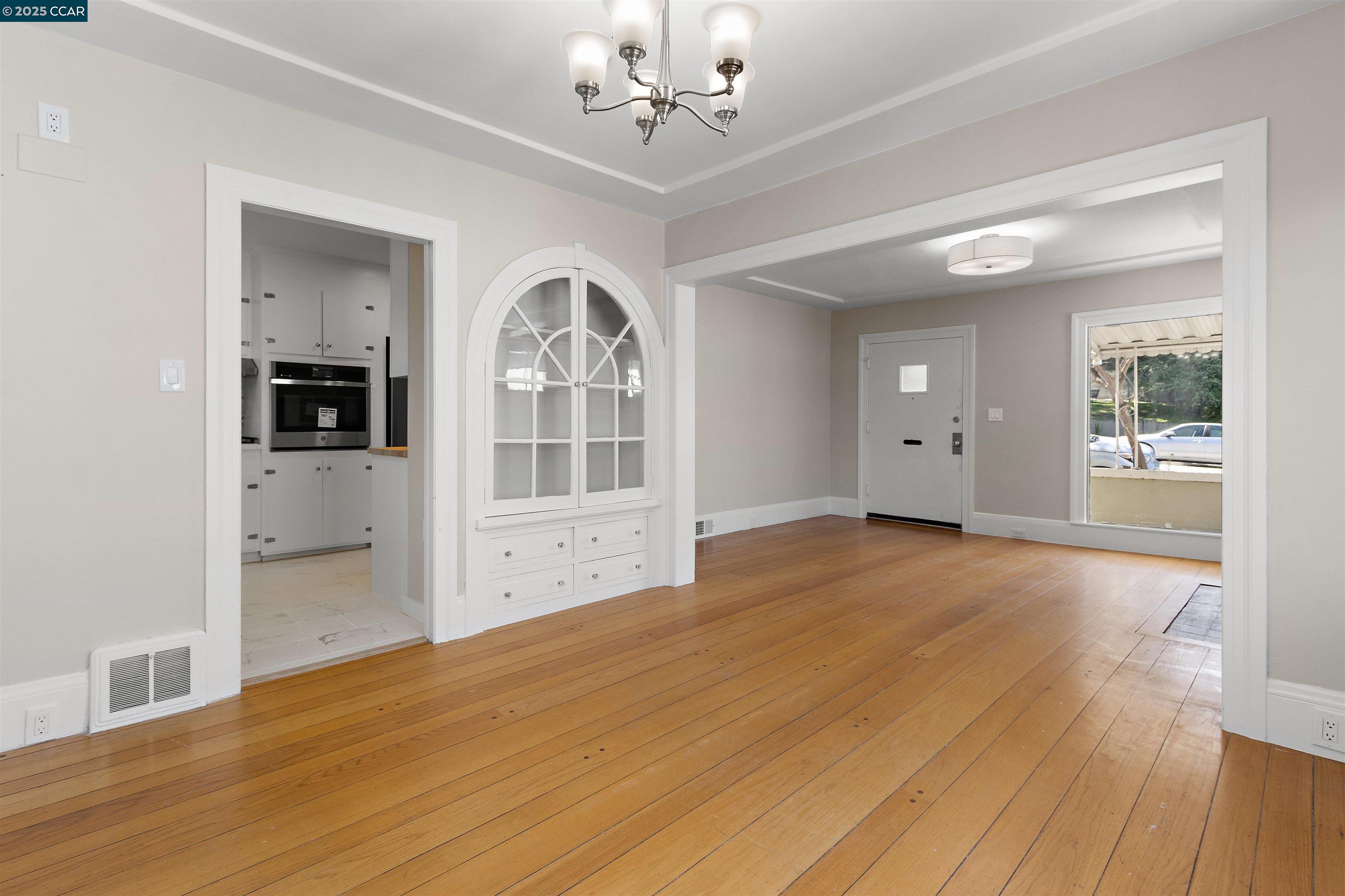Detail Gallery Image 11 of 48 For 3747 Park Boulevard Way, Oakland,  CA 94610 - 3 Beds | 2 Baths