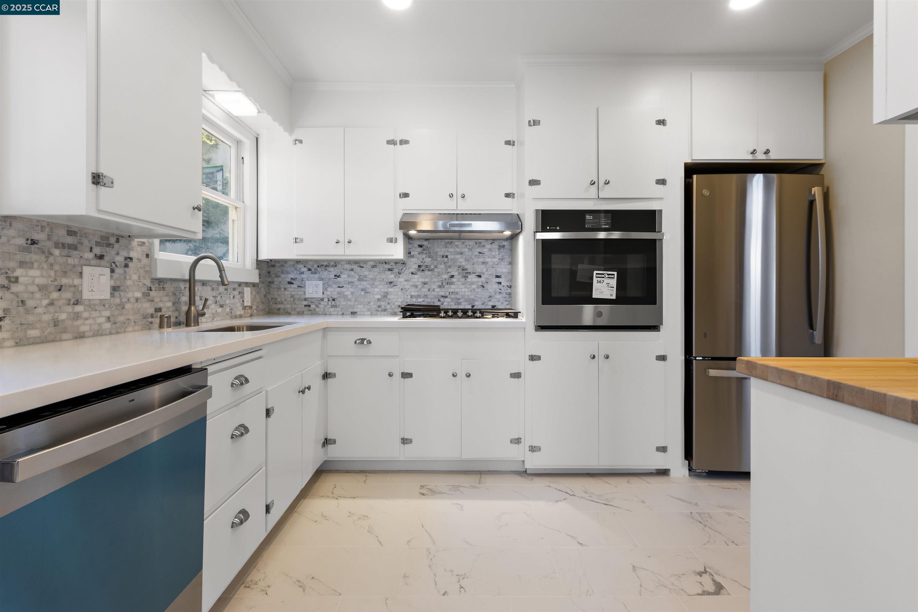 Detail Gallery Image 12 of 48 For 3747 Park Boulevard Way, Oakland,  CA 94610 - 3 Beds | 2 Baths