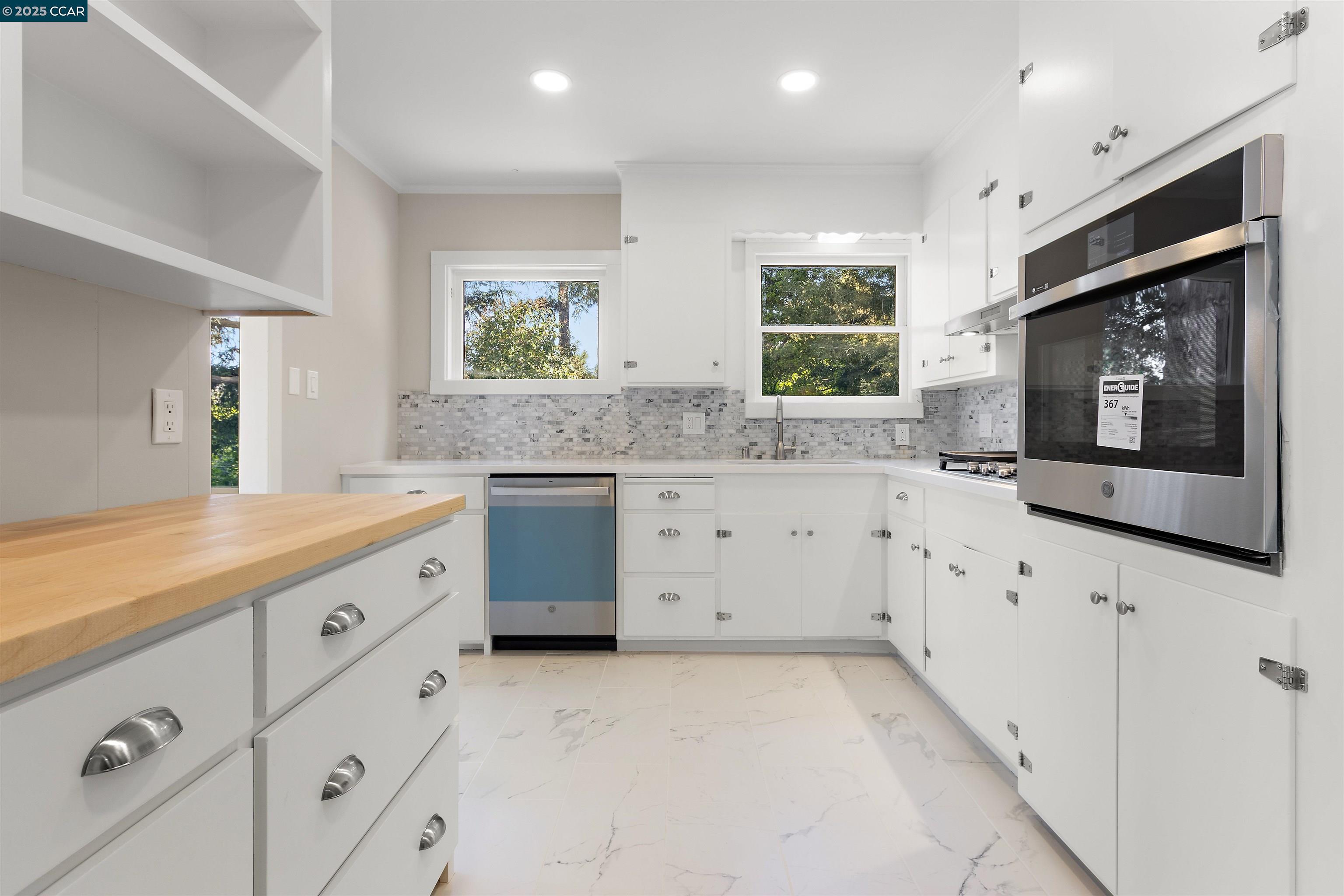 Detail Gallery Image 14 of 48 For 3747 Park Boulevard Way, Oakland,  CA 94610 - 3 Beds | 2 Baths