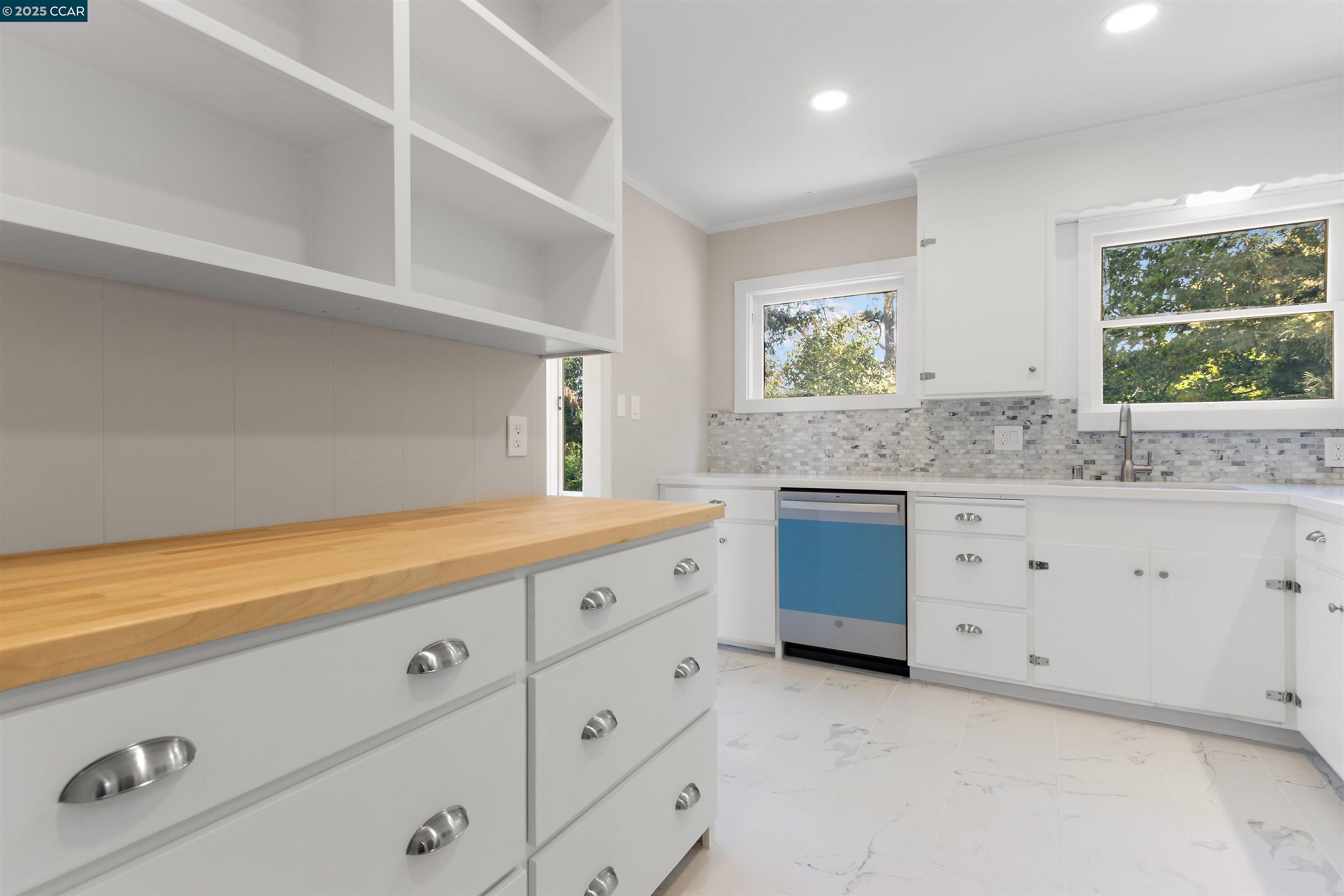 Detail Gallery Image 15 of 48 For 3747 Park Boulevard Way, Oakland,  CA 94610 - 3 Beds | 2 Baths