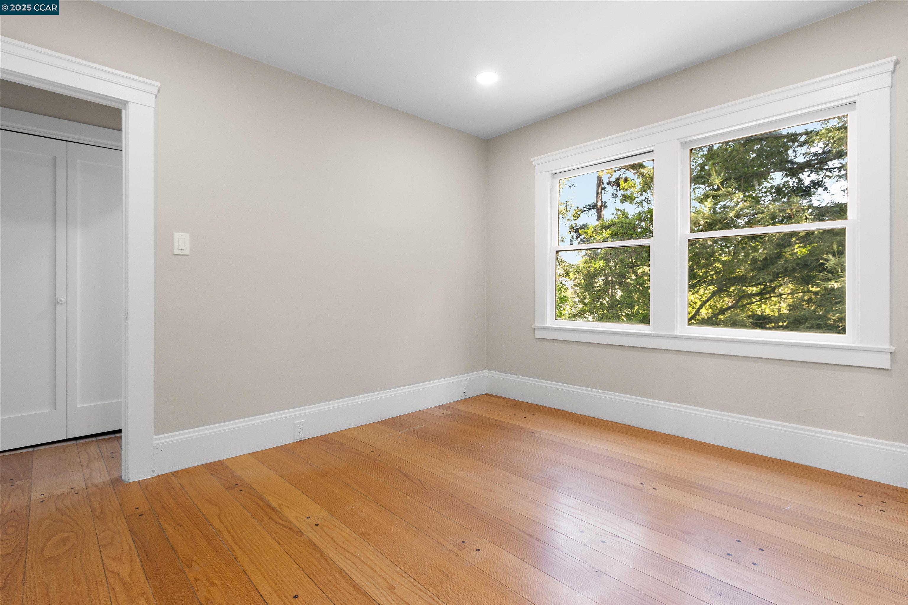 Detail Gallery Image 16 of 48 For 3747 Park Boulevard Way, Oakland,  CA 94610 - 3 Beds | 2 Baths