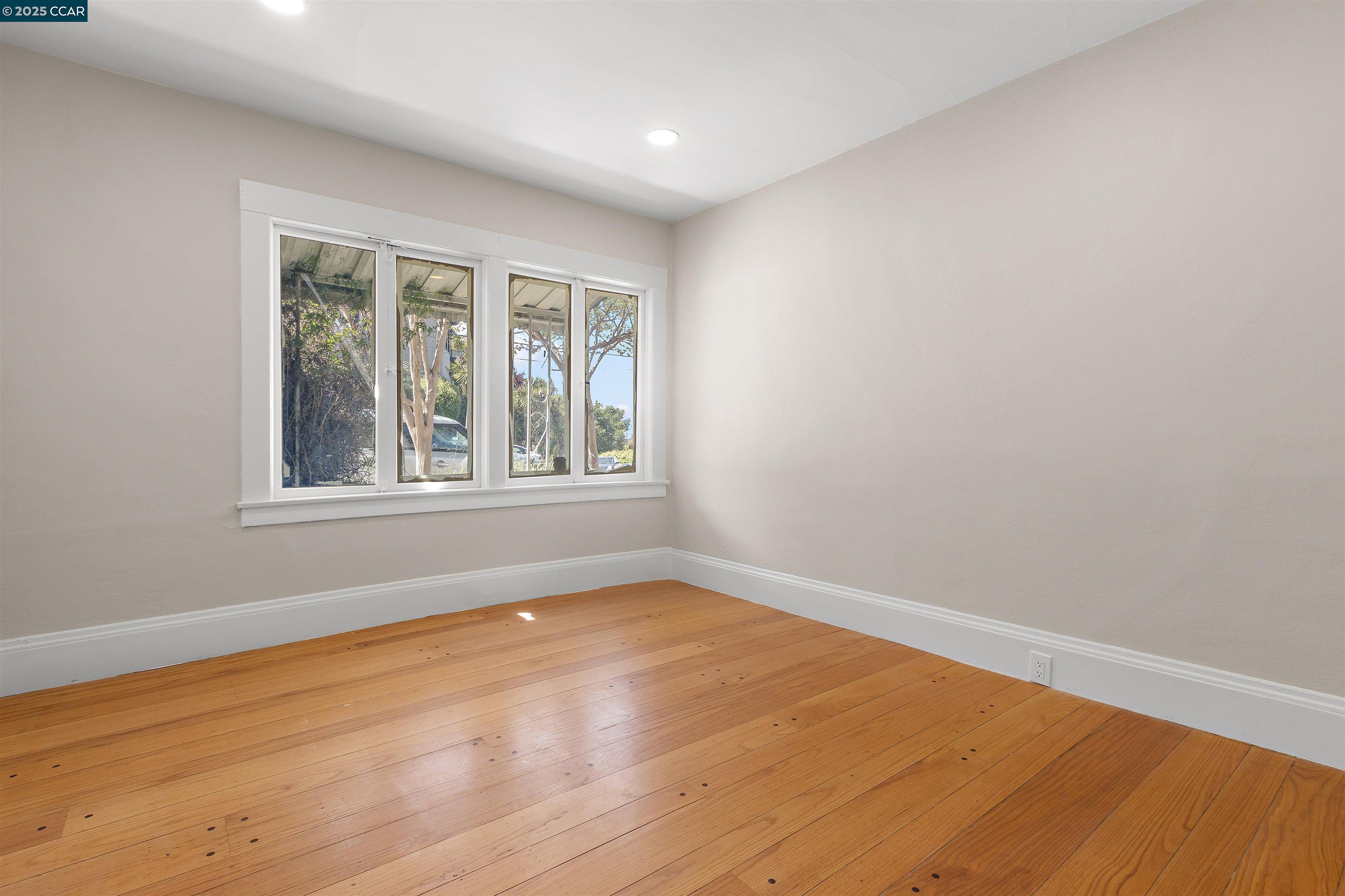 Detail Gallery Image 17 of 48 For 3747 Park Boulevard Way, Oakland,  CA 94610 - 3 Beds | 2 Baths