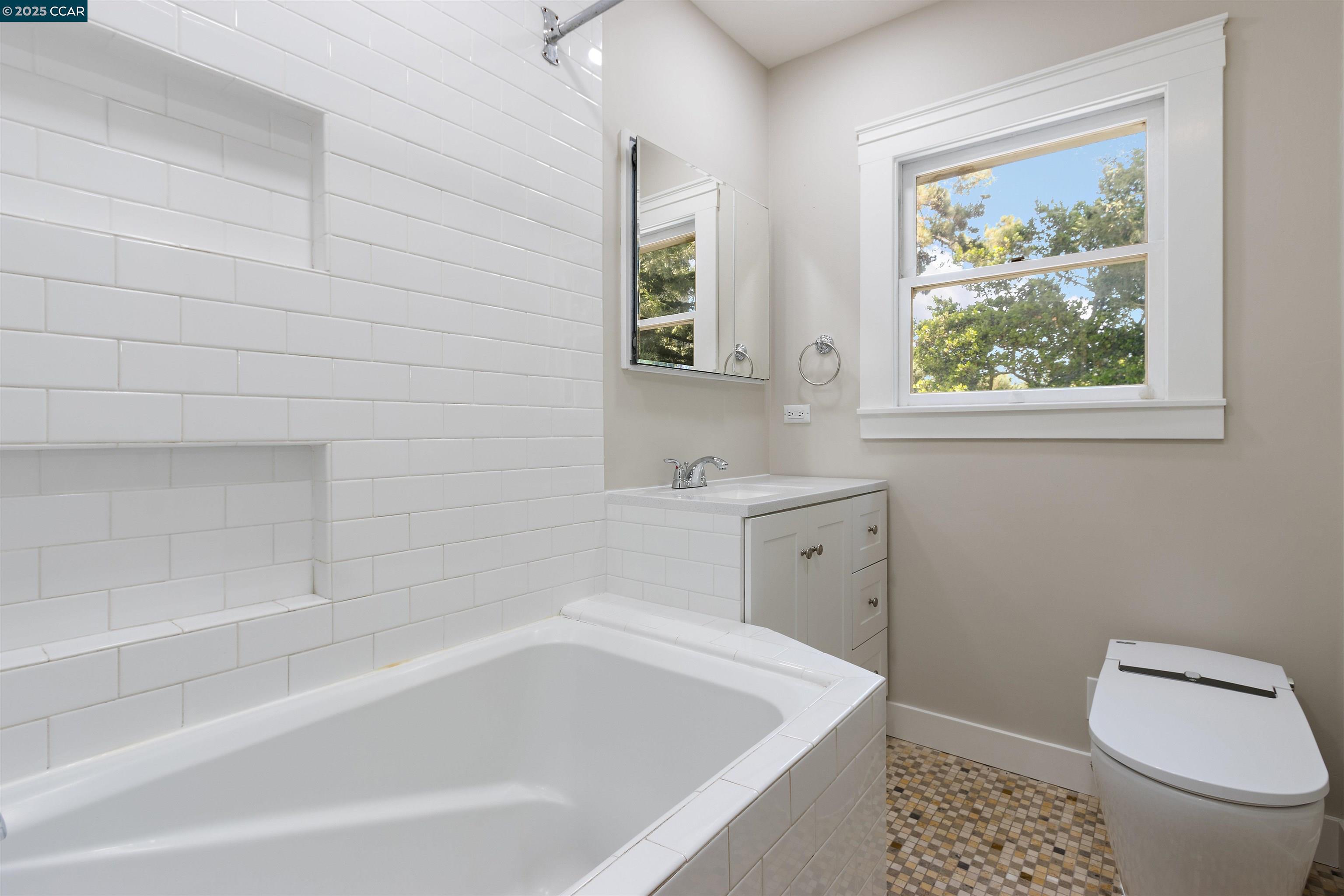 Detail Gallery Image 19 of 48 For 3747 Park Boulevard Way, Oakland,  CA 94610 - 3 Beds | 2 Baths