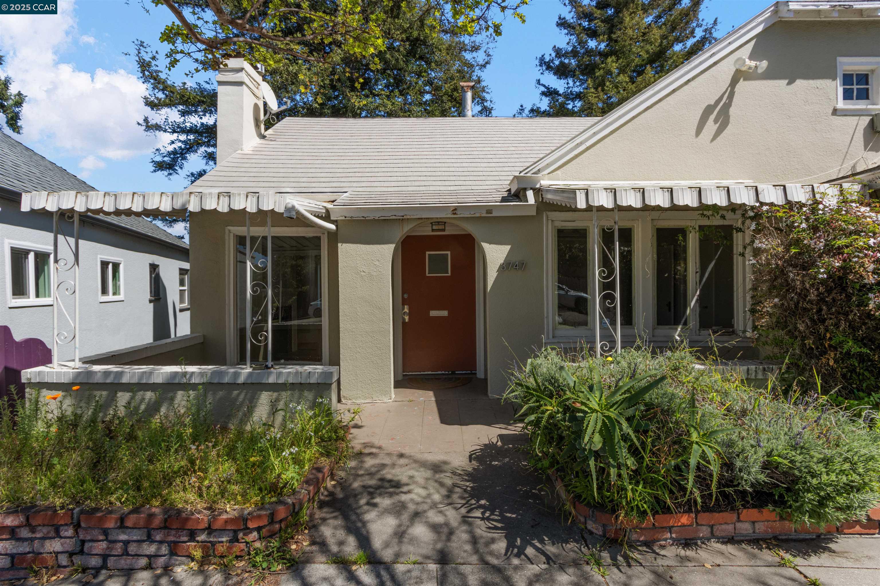 Detail Gallery Image 3 of 48 For 3747 Park Boulevard Way, Oakland,  CA 94610 - 3 Beds | 2 Baths