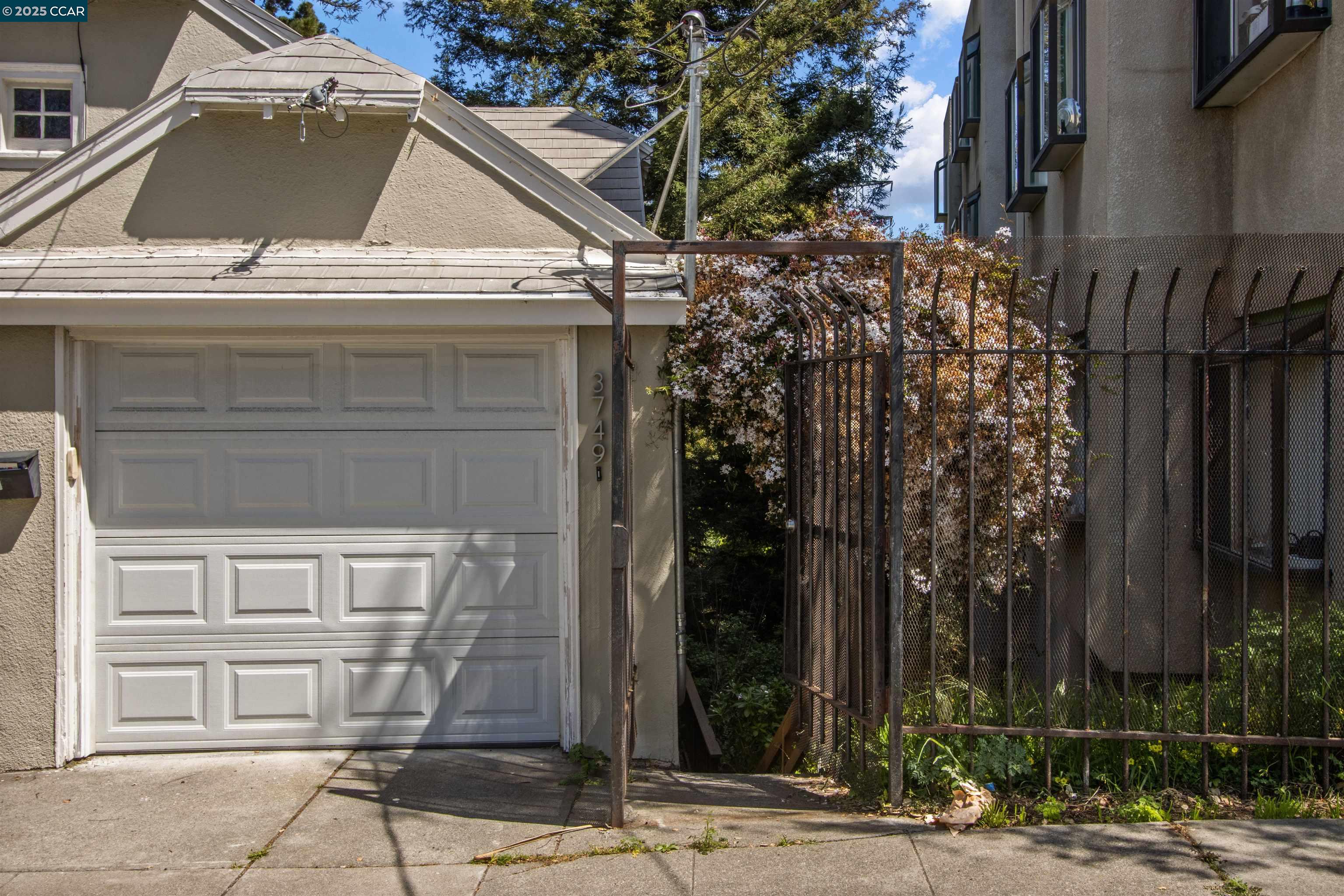Detail Gallery Image 24 of 48 For 3747 Park Boulevard Way, Oakland,  CA 94610 - 3 Beds | 2 Baths