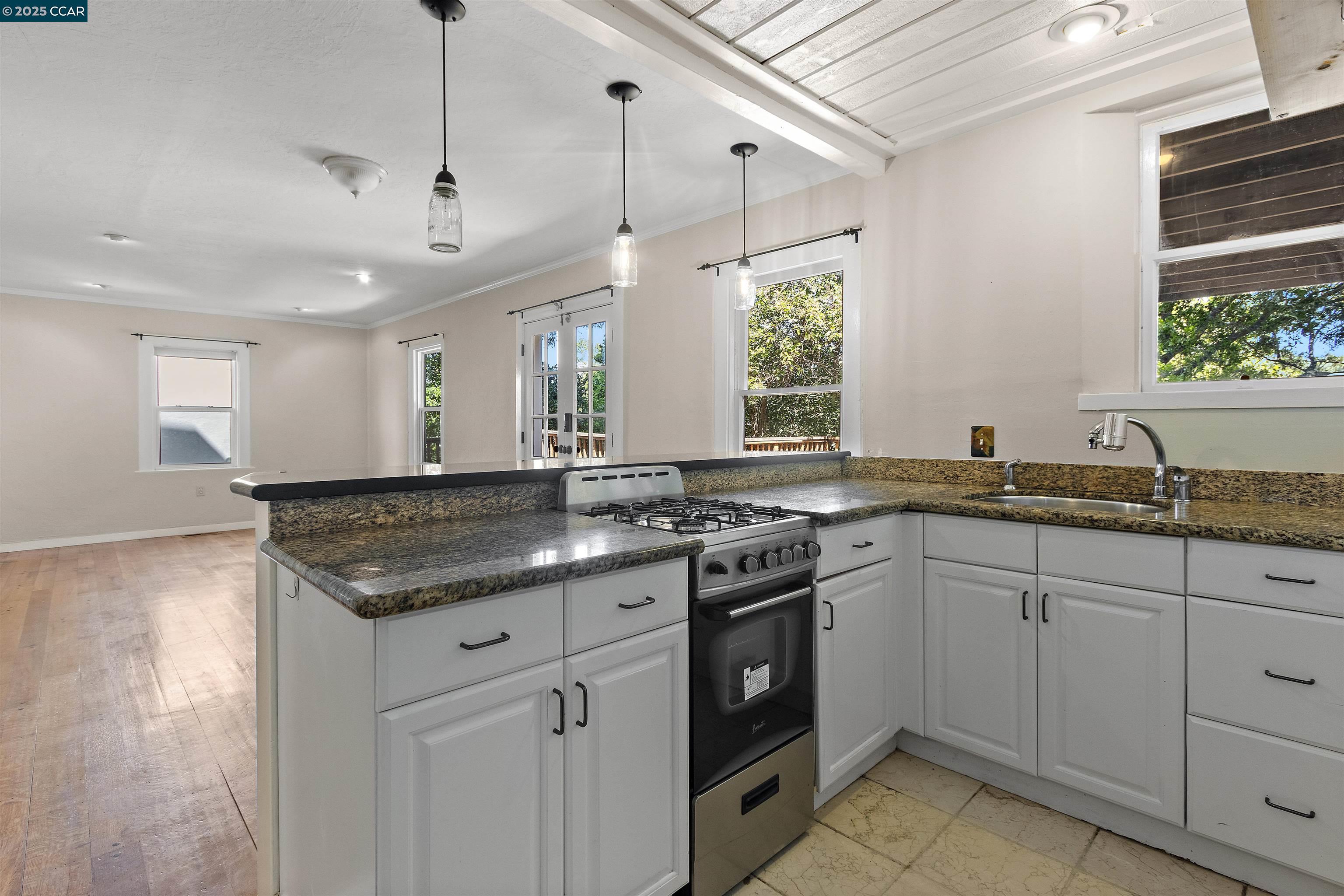 Detail Gallery Image 28 of 48 For 3747 Park Boulevard Way, Oakland,  CA 94610 - 3 Beds | 2 Baths