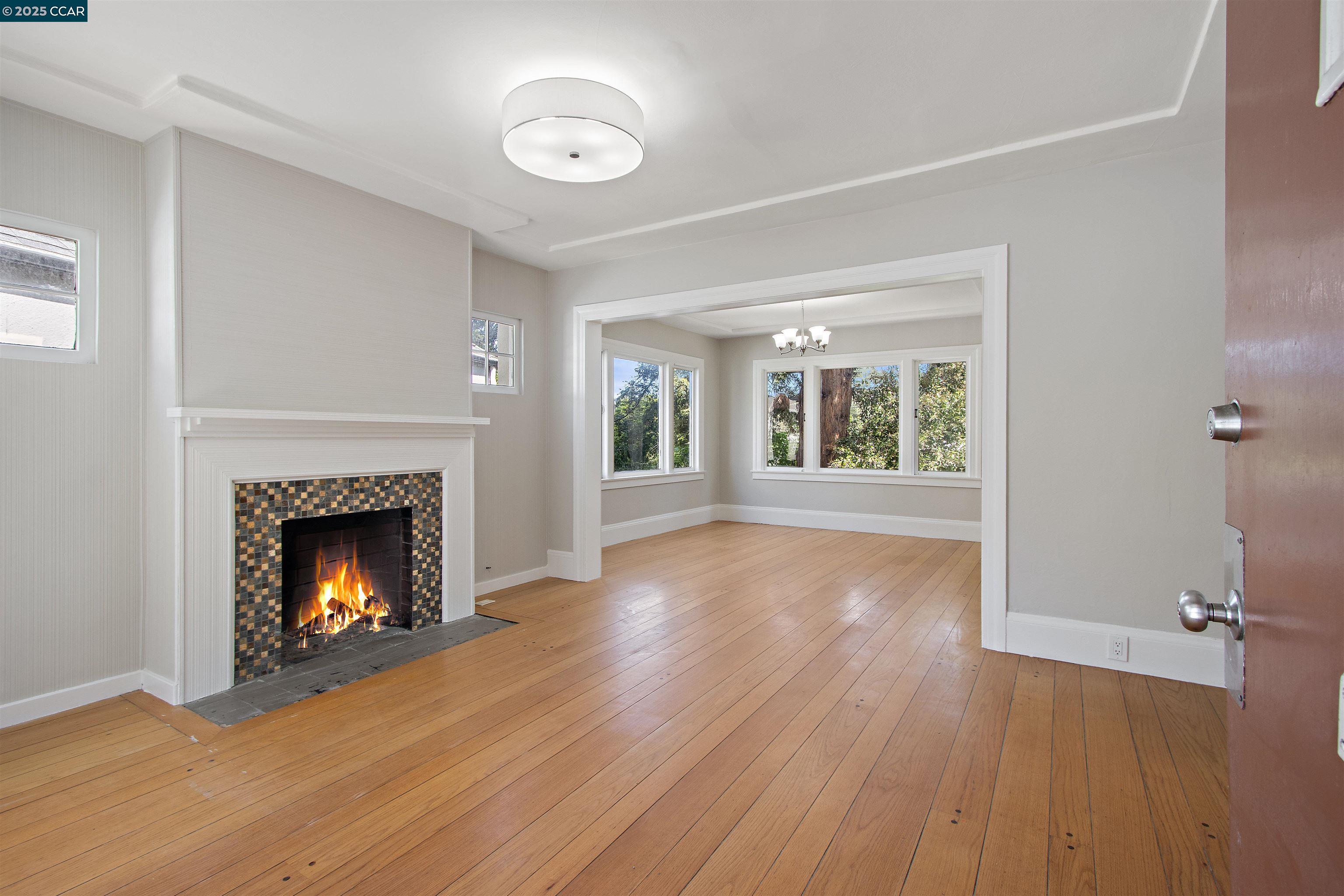 Detail Gallery Image 4 of 48 For 3747 Park Boulevard Way, Oakland,  CA 94610 - 3 Beds | 2 Baths
