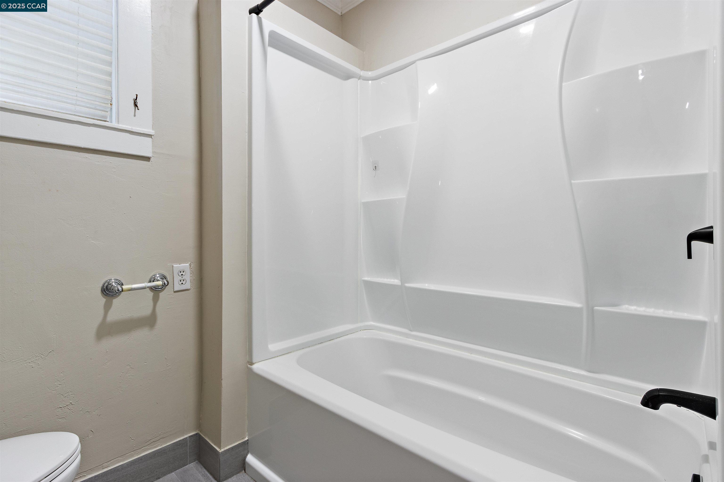 Detail Gallery Image 41 of 48 For 3747 Park Boulevard Way, Oakland,  CA 94610 - 3 Beds | 2 Baths