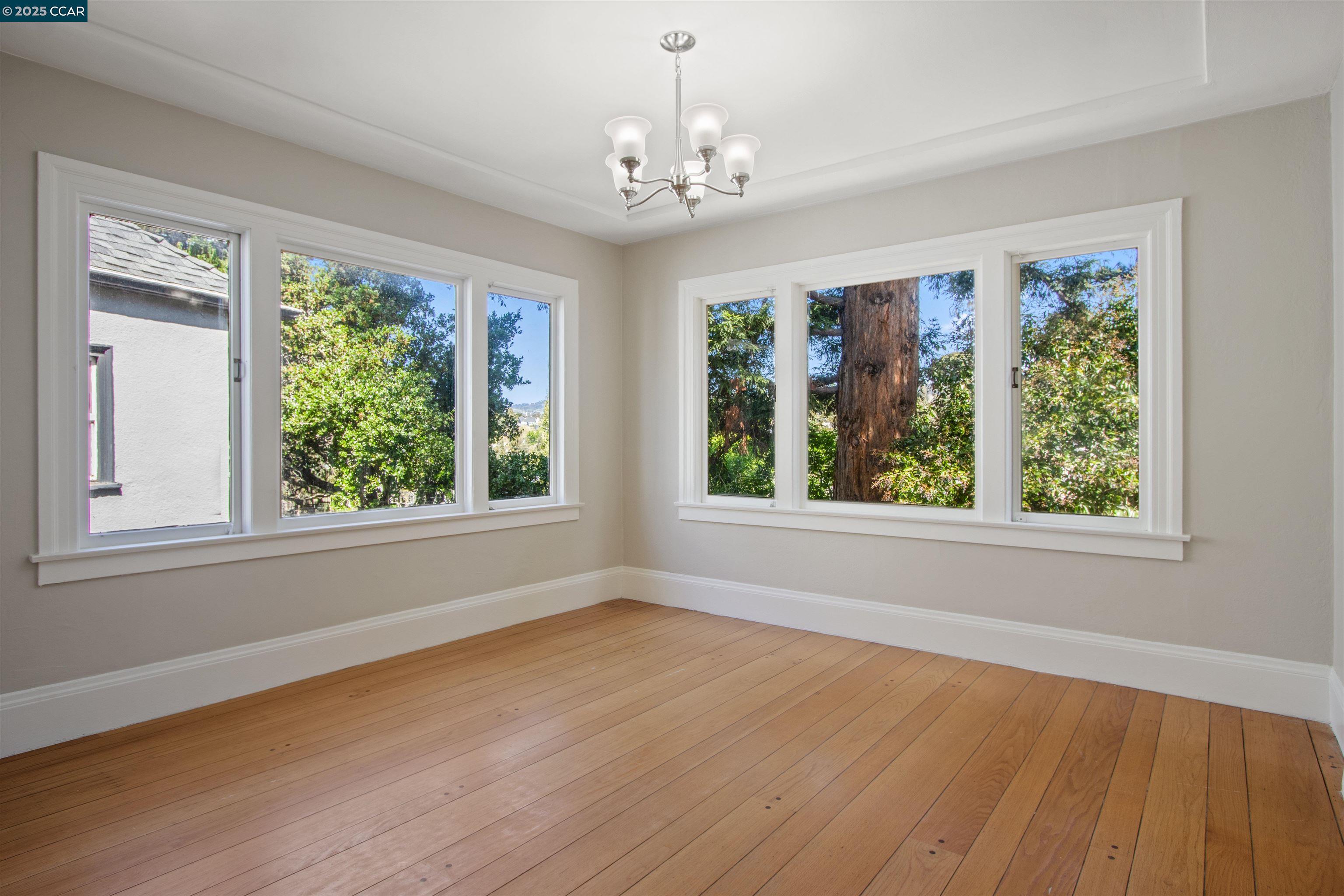 Detail Gallery Image 6 of 48 For 3747 Park Boulevard Way, Oakland,  CA 94610 - 3 Beds | 2 Baths
