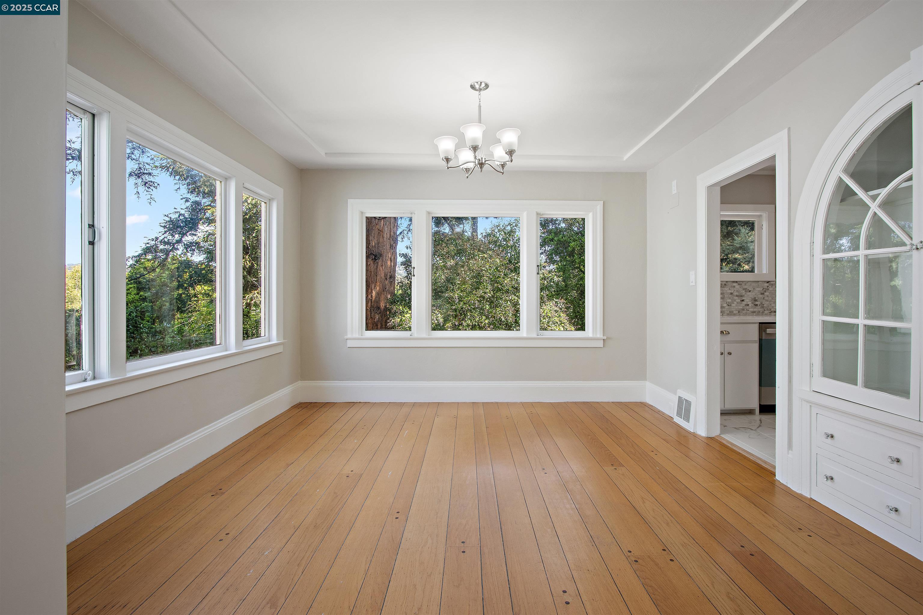 Detail Gallery Image 7 of 48 For 3747 Park Boulevard Way, Oakland,  CA 94610 - 3 Beds | 2 Baths