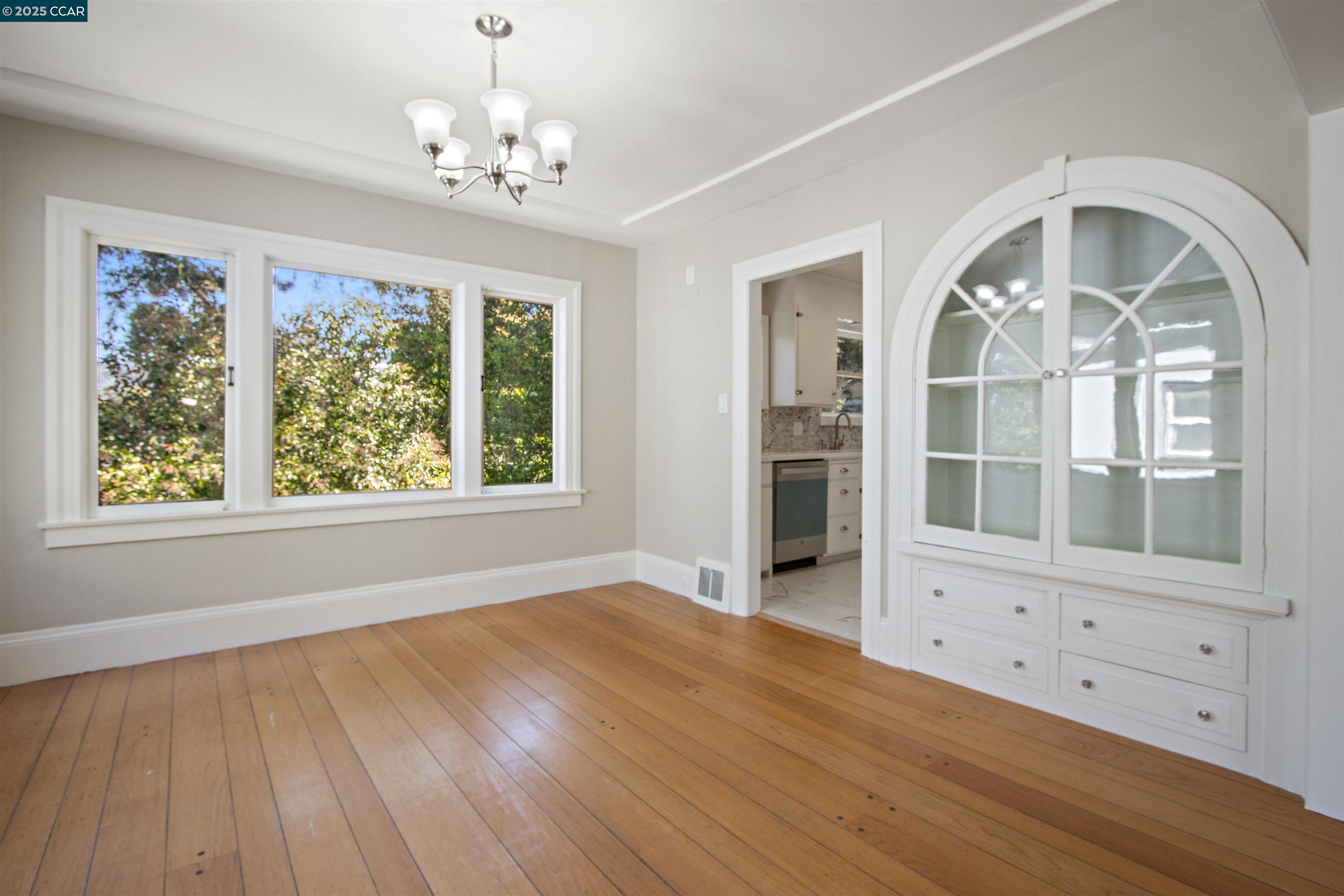 Detail Gallery Image 8 of 48 For 3747 Park Boulevard Way, Oakland,  CA 94610 - 3 Beds | 2 Baths