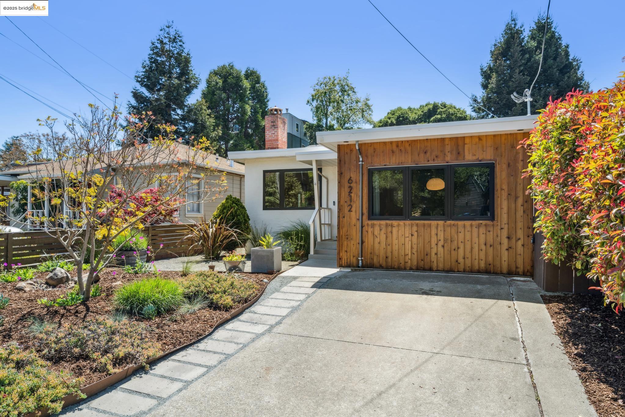 Detail Gallery Image 2 of 40 For 6212 Bernhard, Richmond,  CA 94805 - 2 Beds | 2 Baths