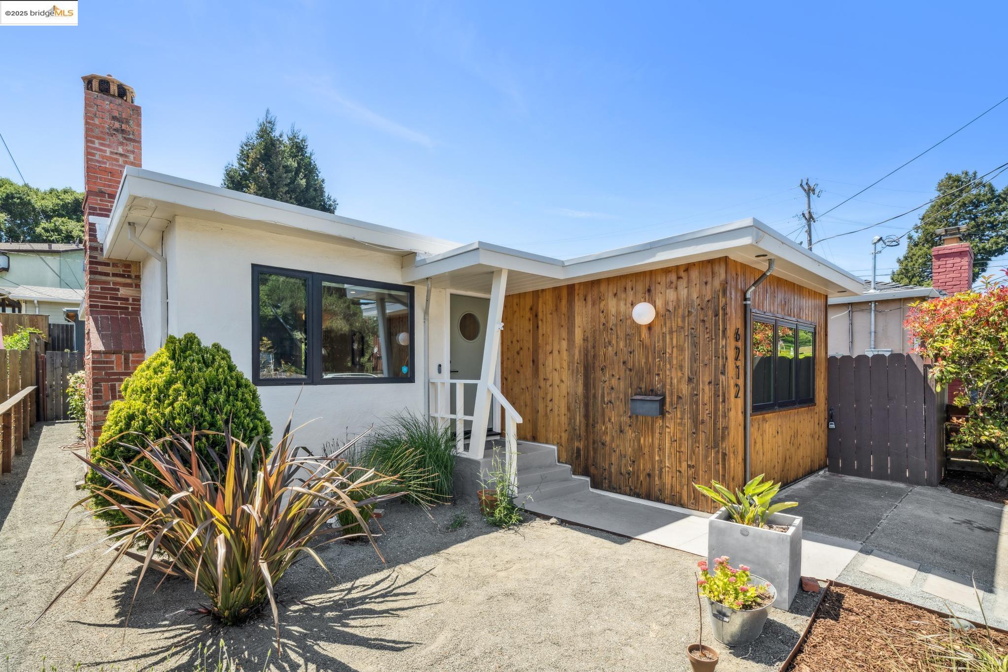 Detail Gallery Image 3 of 40 For 6212 Bernhard, Richmond,  CA 94805 - 2 Beds | 2 Baths