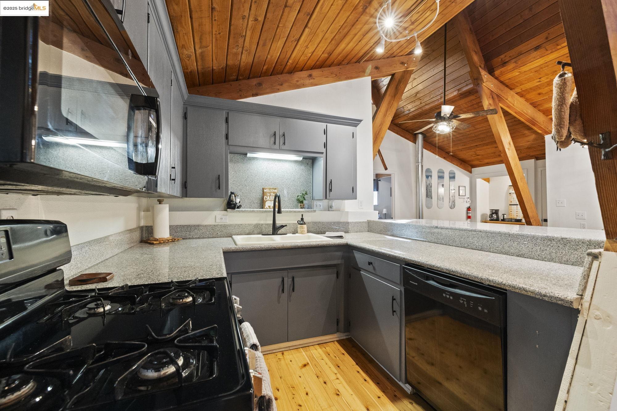 Detail Gallery Image 11 of 34 For 28911 Snowwhite Ridge Dr, Pinecrest,  CA 95335 - 3 Beds | 2 Baths