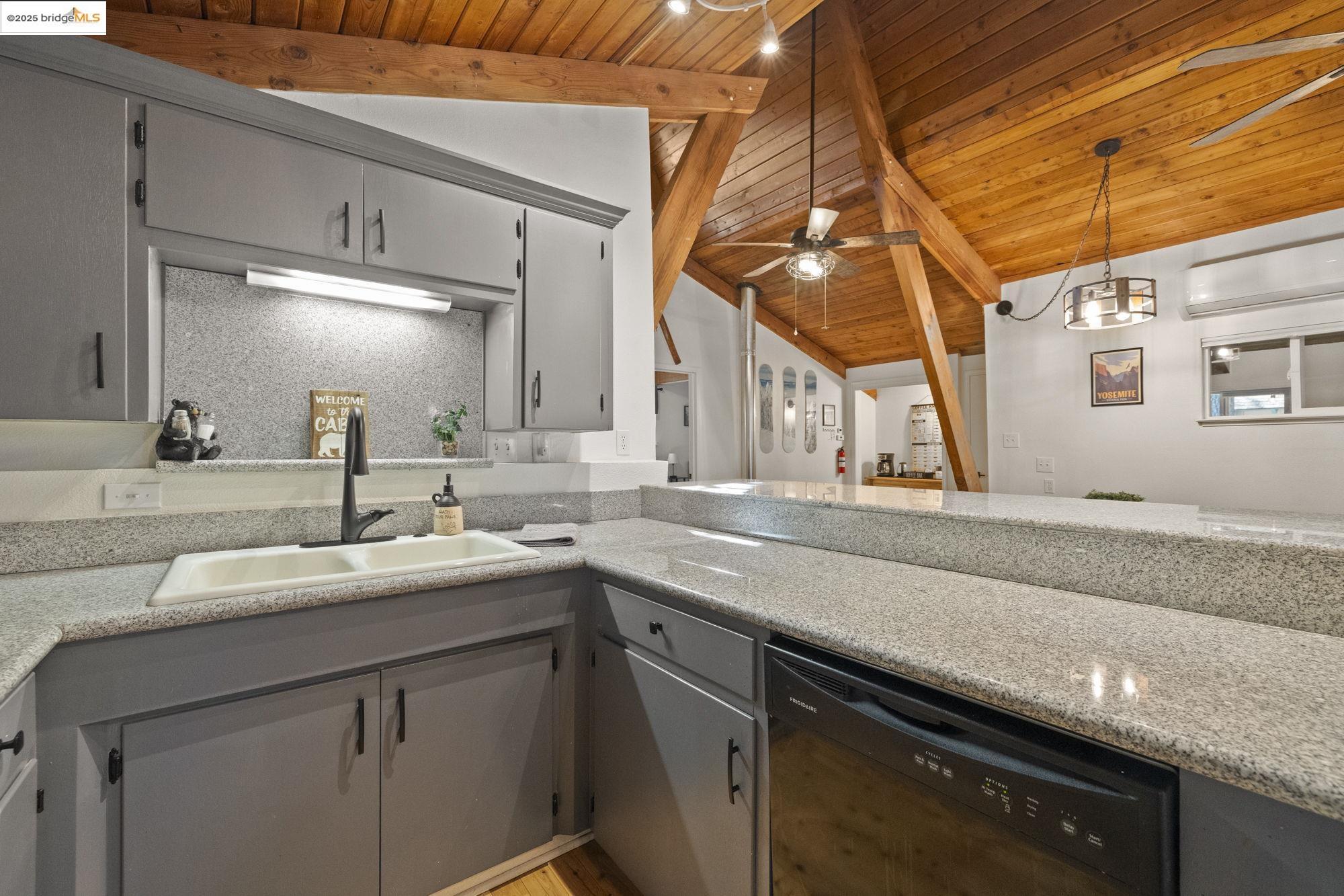 Detail Gallery Image 10 of 34 For 28911 Snowwhite Ridge Dr, Pinecrest,  CA 95335 - 3 Beds | 2 Baths