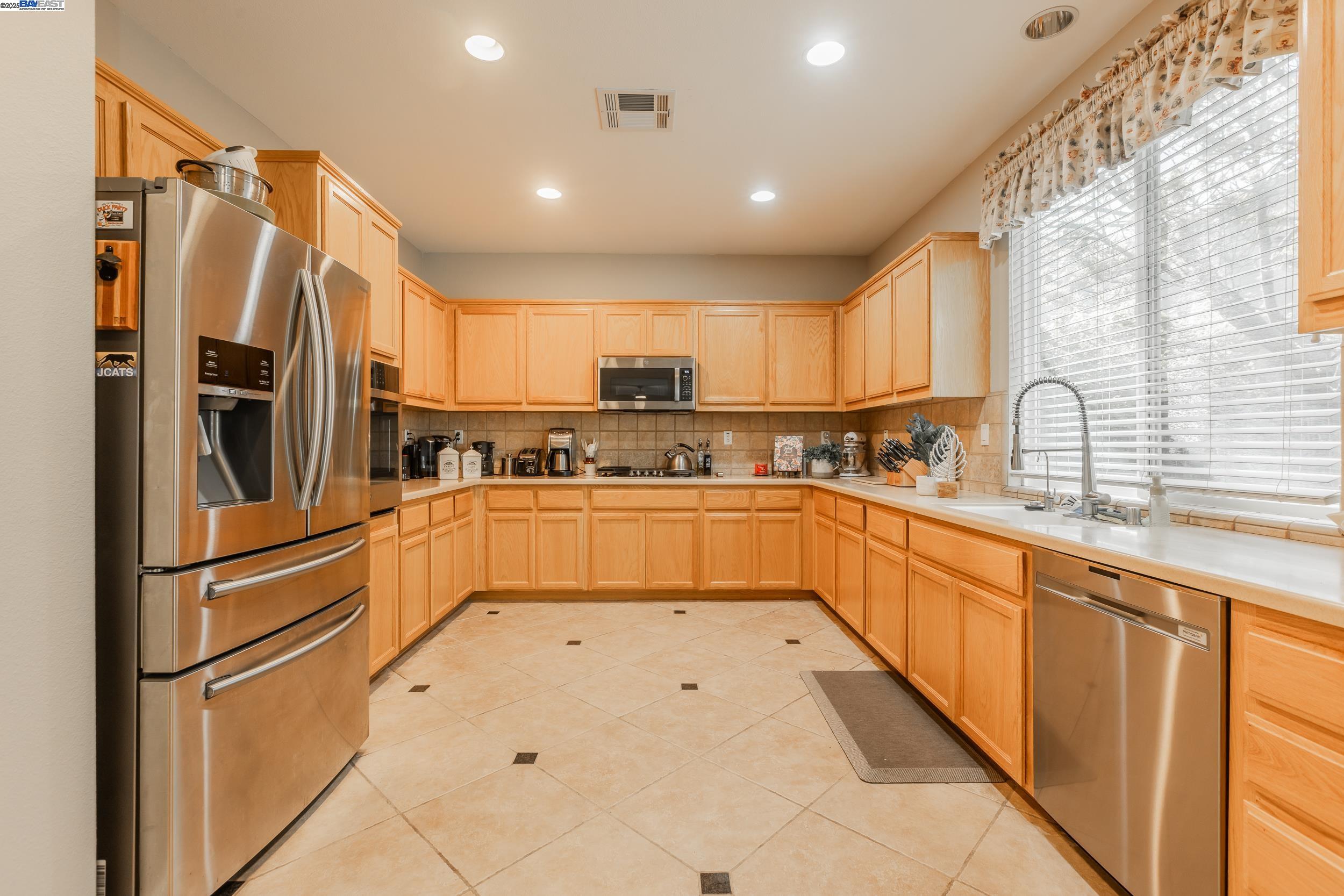 Detail Gallery Image 11 of 39 For 2228 Golden Leaf Ln, Tracy,  CA 95377 - 5 Beds | 3 Baths