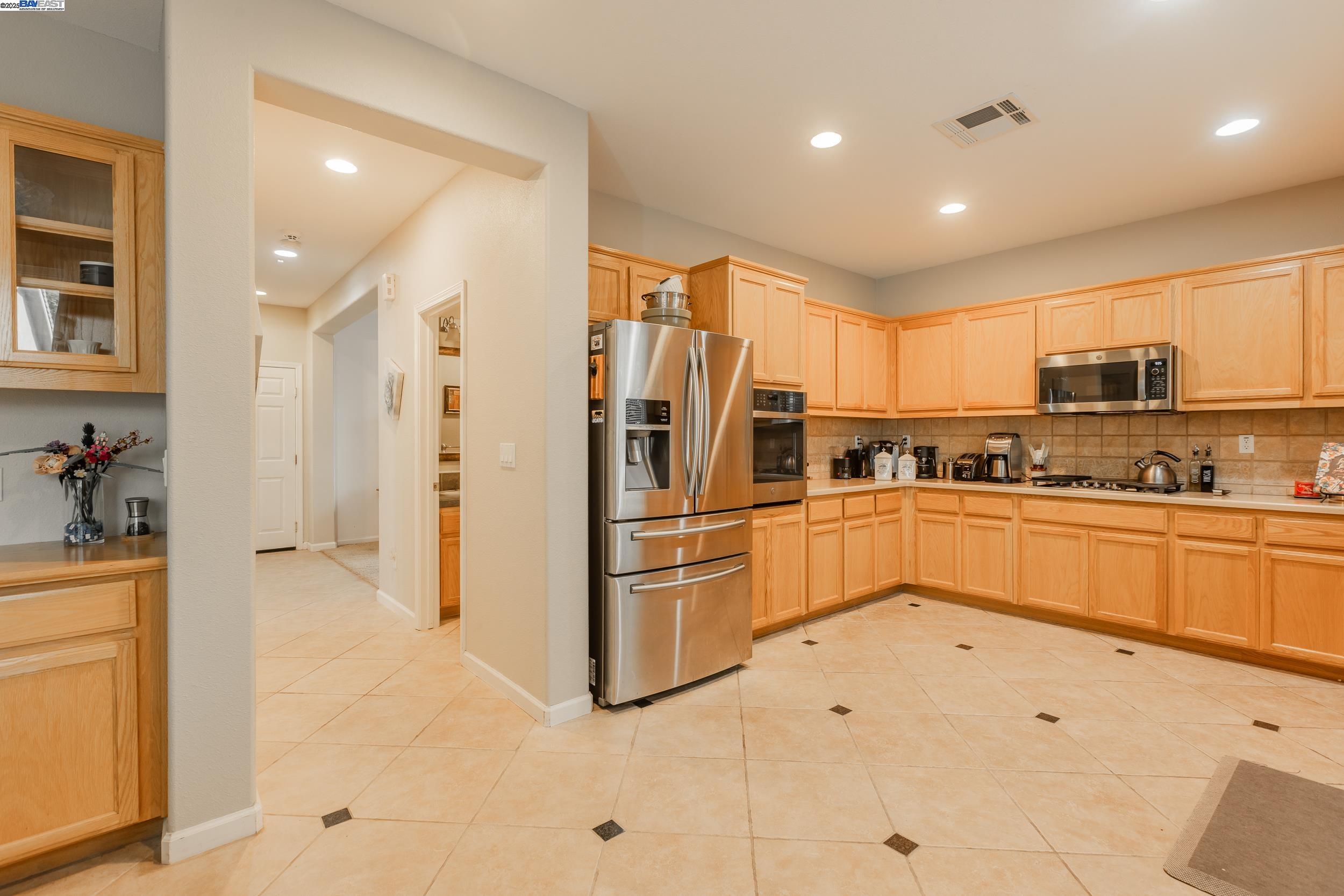 Detail Gallery Image 12 of 39 For 2228 Golden Leaf Ln, Tracy,  CA 95377 - 5 Beds | 3 Baths