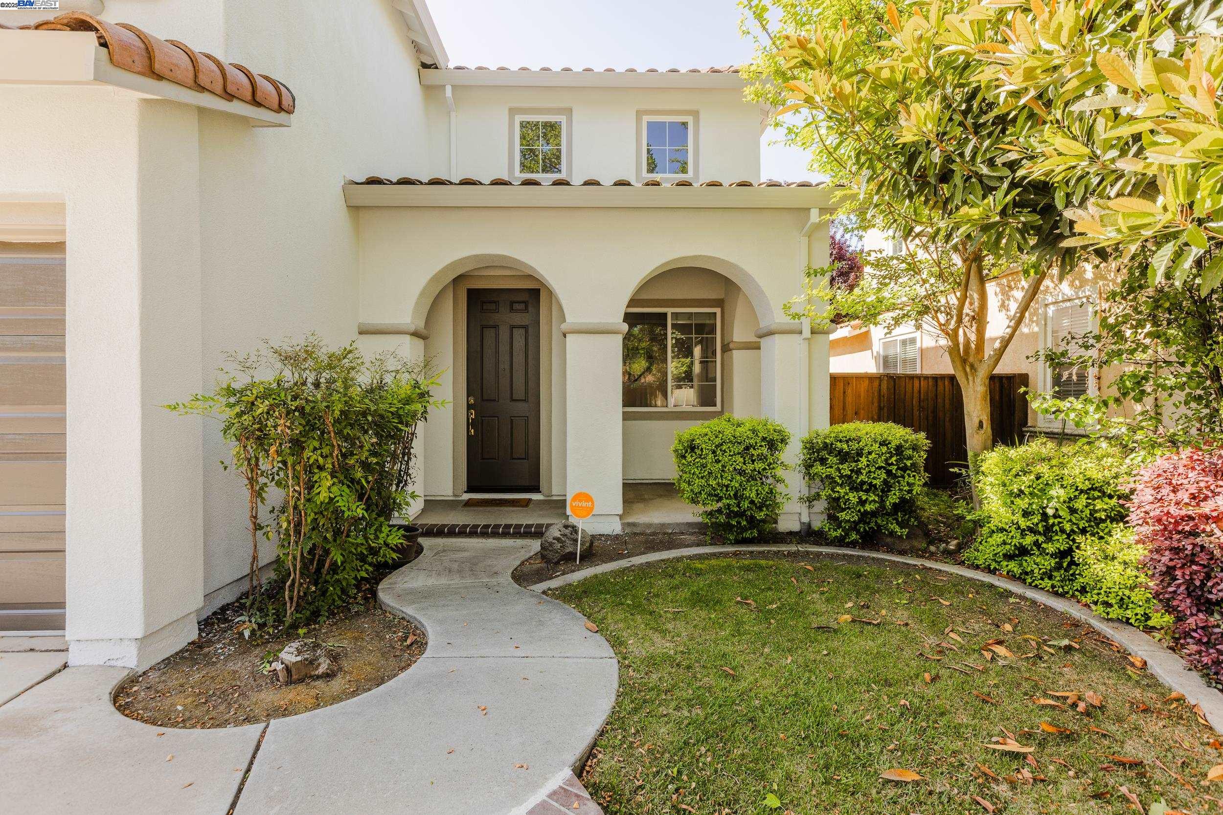 Detail Gallery Image 3 of 39 For 2228 Golden Leaf Ln, Tracy,  CA 95377 - 5 Beds | 3 Baths