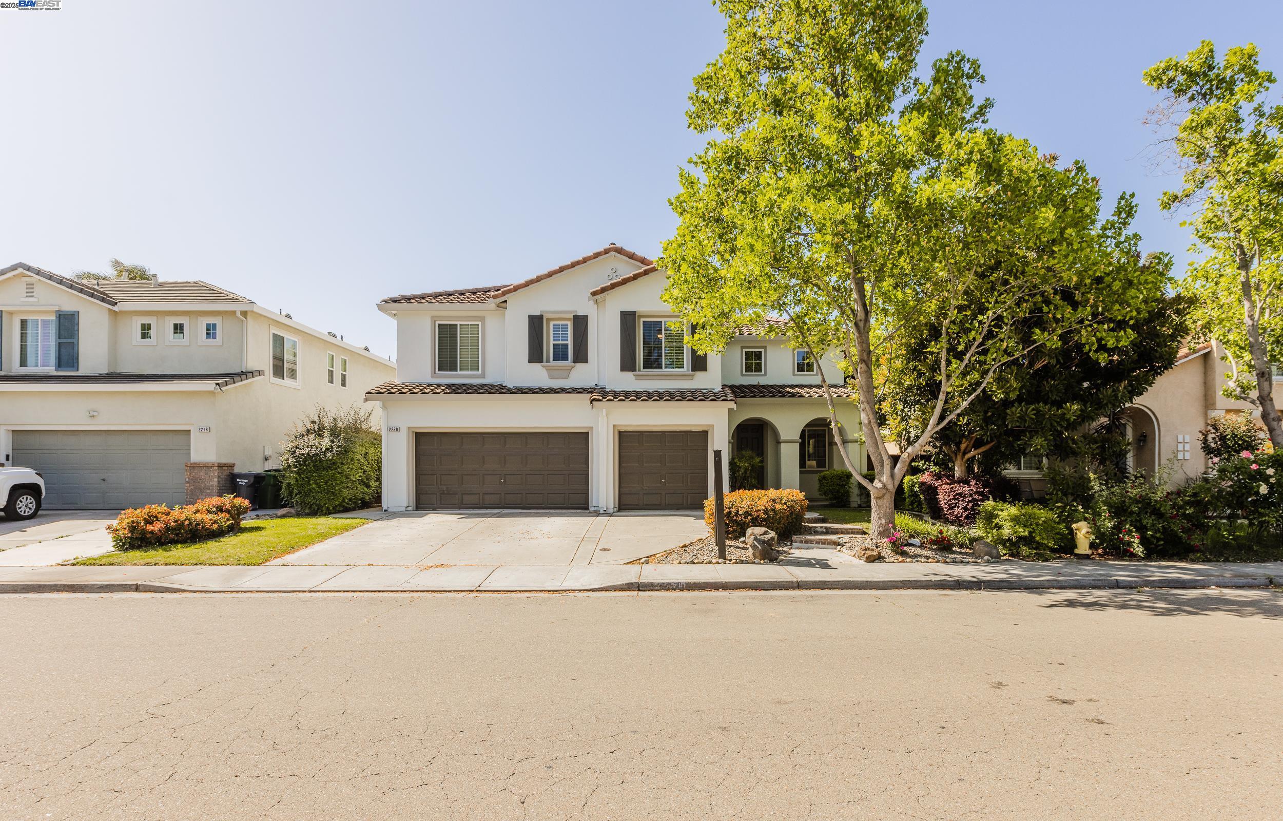 Detail Gallery Image 4 of 39 For 2228 Golden Leaf Ln, Tracy,  CA 95377 - 5 Beds | 3 Baths