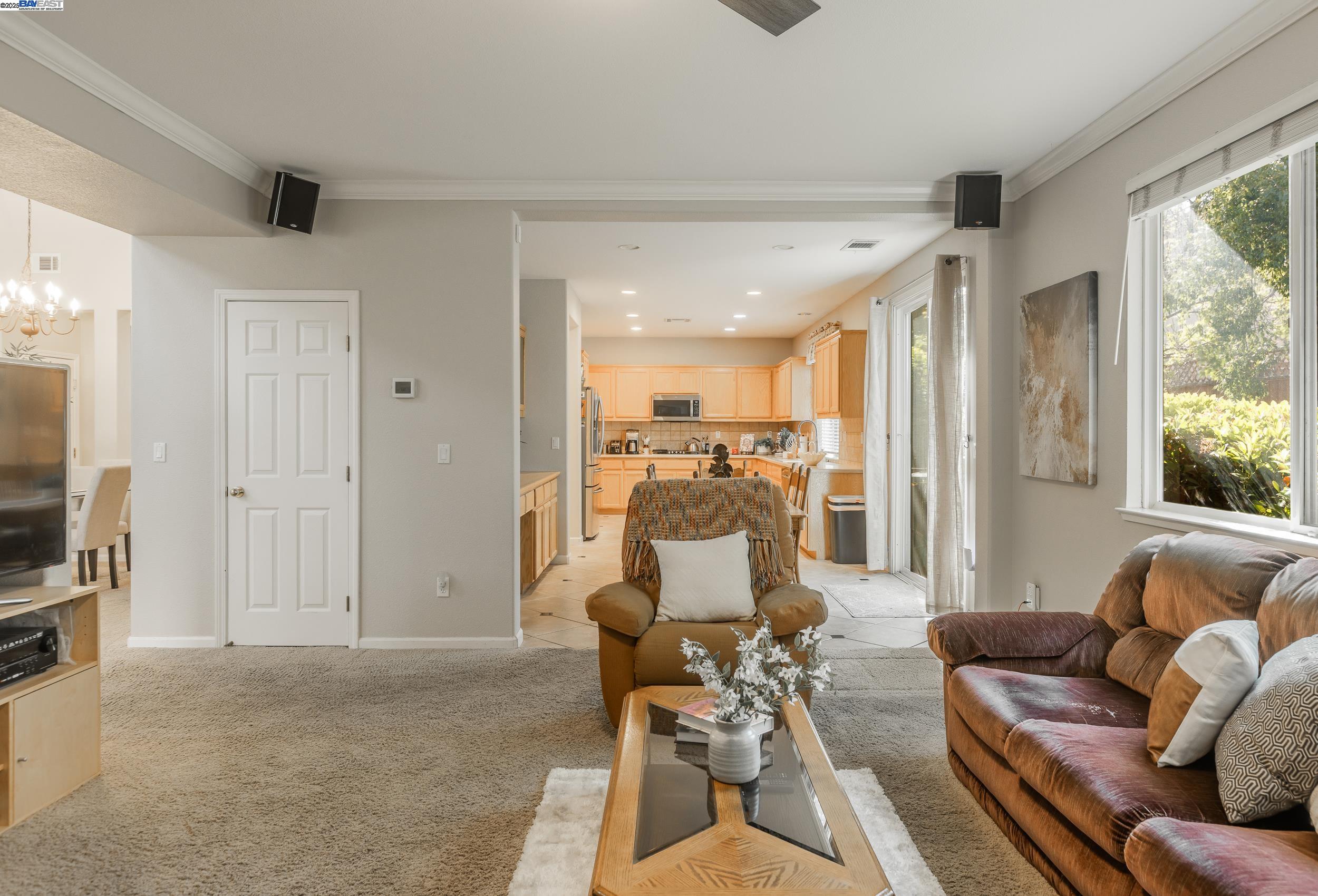 Detail Gallery Image 8 of 39 For 2228 Golden Leaf Ln, Tracy,  CA 95377 - 5 Beds | 3 Baths
