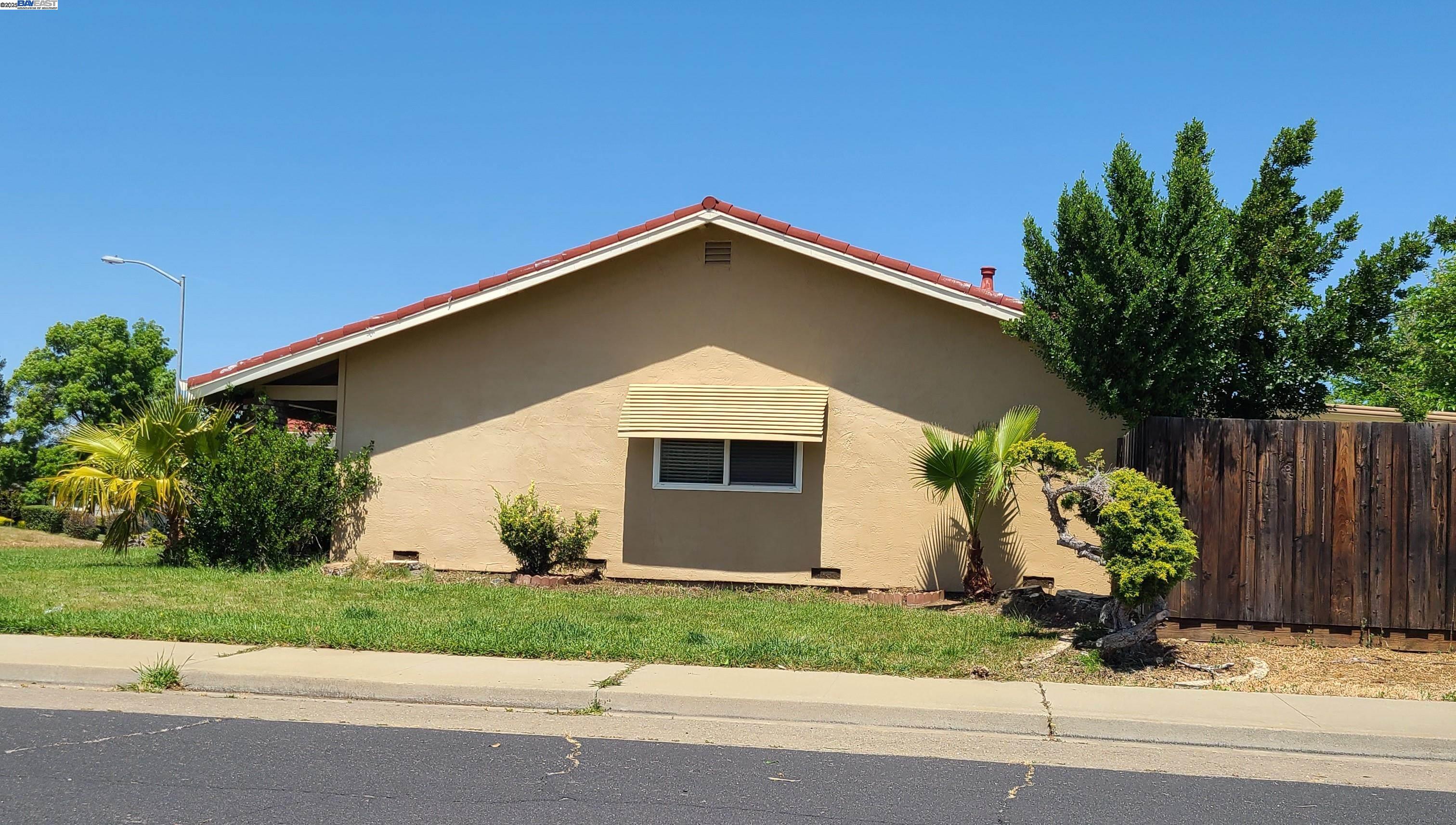 Detail Gallery Image 2 of 34 For 1290 Vienna Street, Livermore,  CA 94550 - 3 Beds | 2 Baths