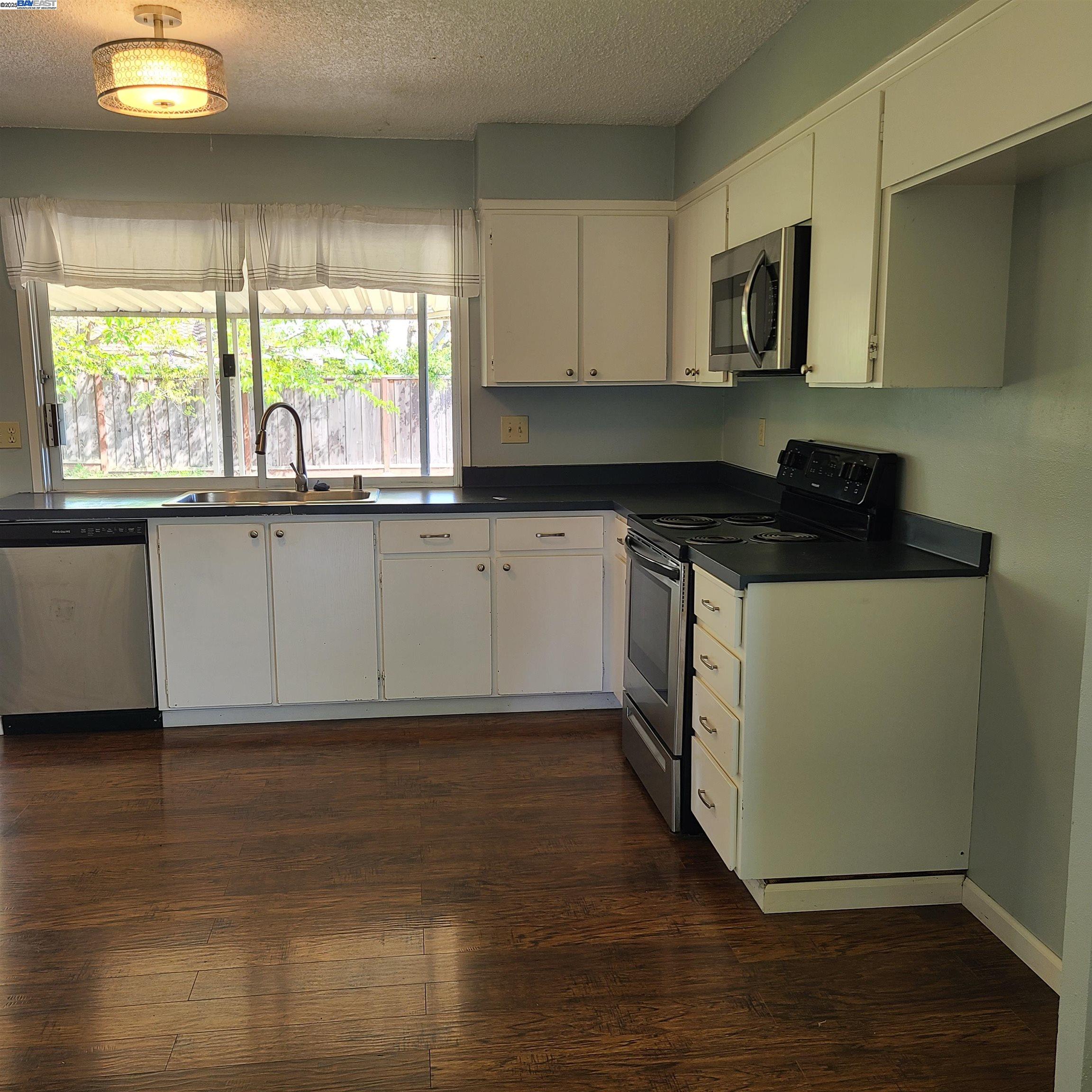 Detail Gallery Image 11 of 34 For 1290 Vienna Street, Livermore,  CA 94550 - 3 Beds | 2 Baths