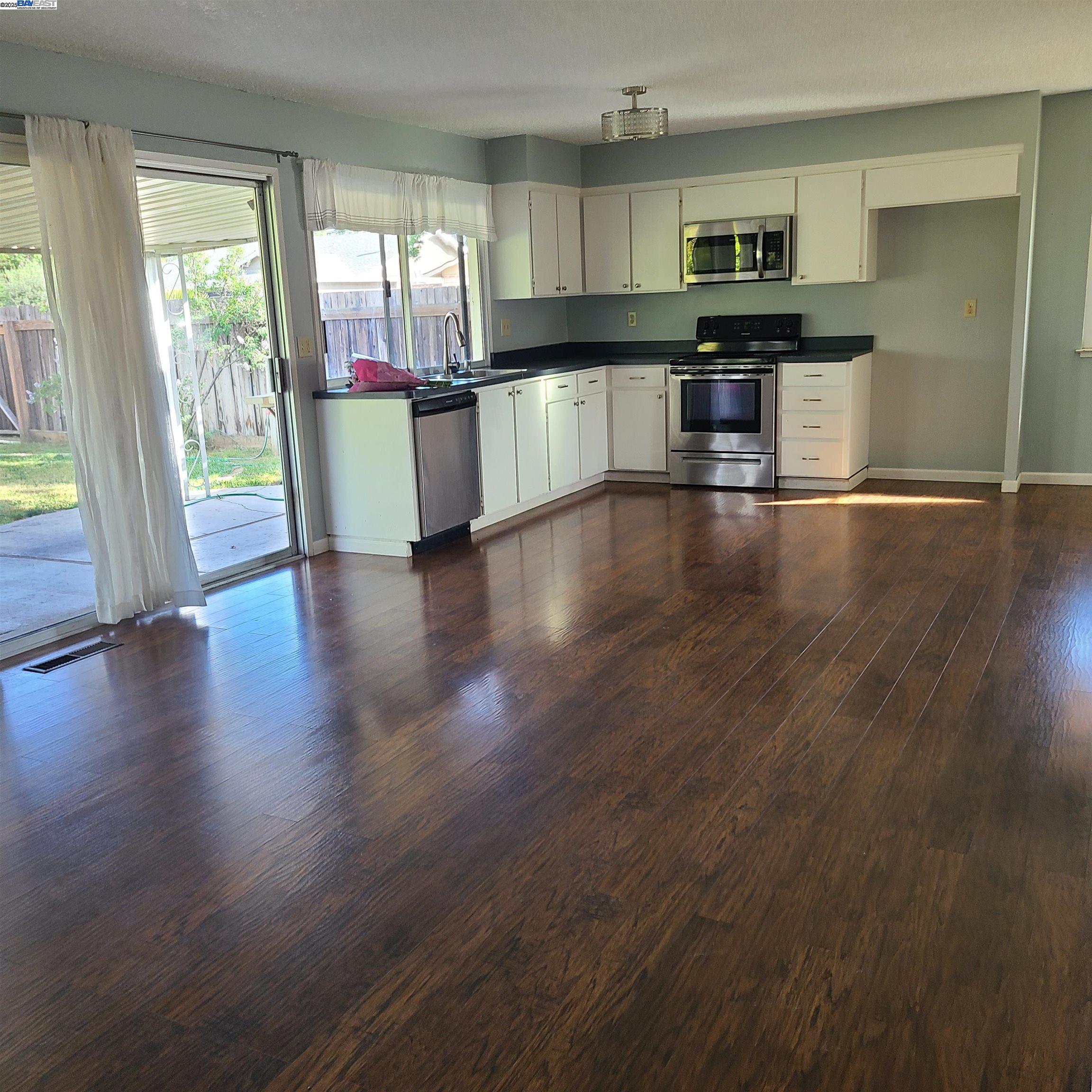 Detail Gallery Image 12 of 34 For 1290 Vienna Street, Livermore,  CA 94550 - 3 Beds | 2 Baths