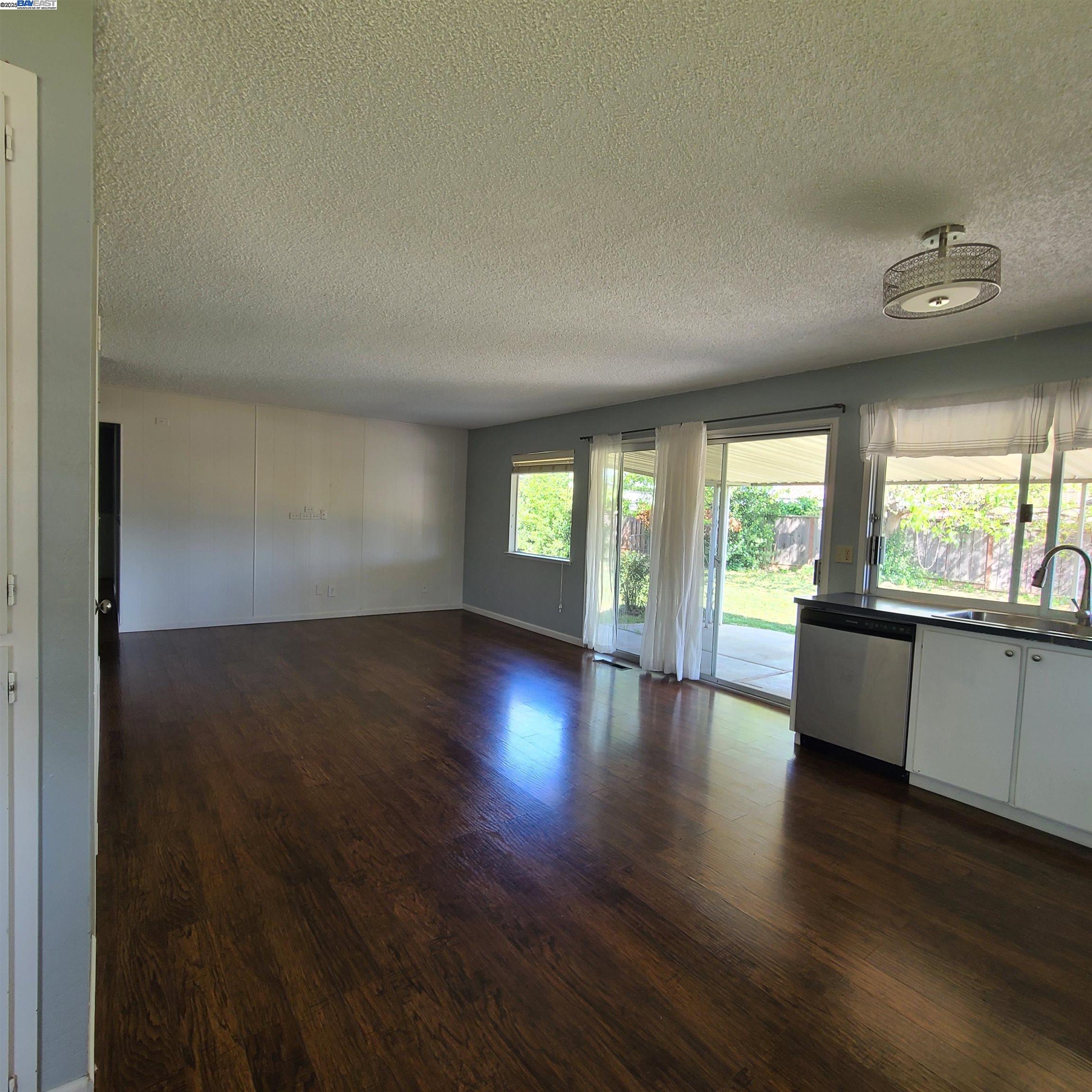 Detail Gallery Image 13 of 34 For 1290 Vienna Street, Livermore,  CA 94550 - 3 Beds | 2 Baths