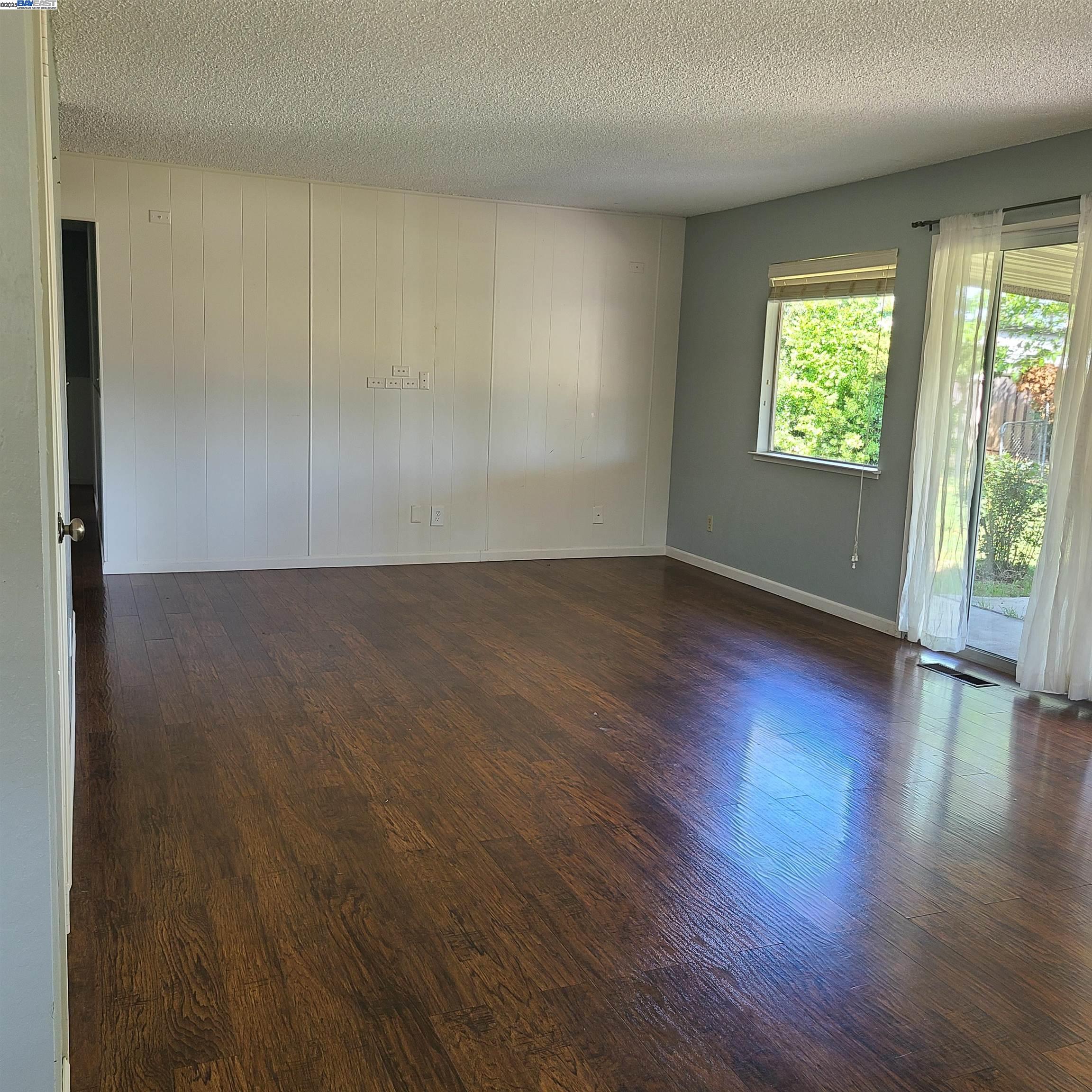 Detail Gallery Image 14 of 34 For 1290 Vienna Street, Livermore,  CA 94550 - 3 Beds | 2 Baths
