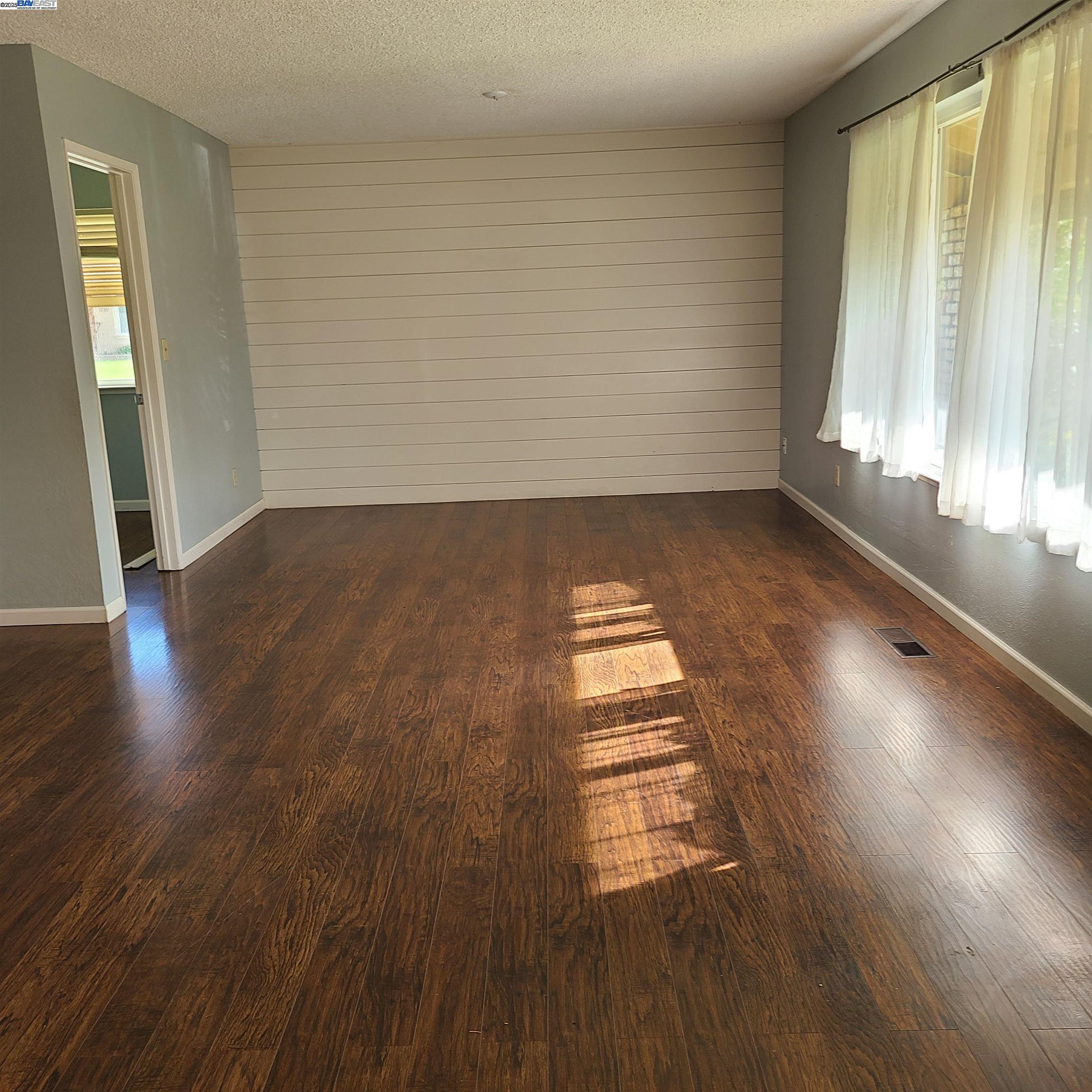 Detail Gallery Image 7 of 34 For 1290 Vienna Street, Livermore,  CA 94550 - 3 Beds | 2 Baths