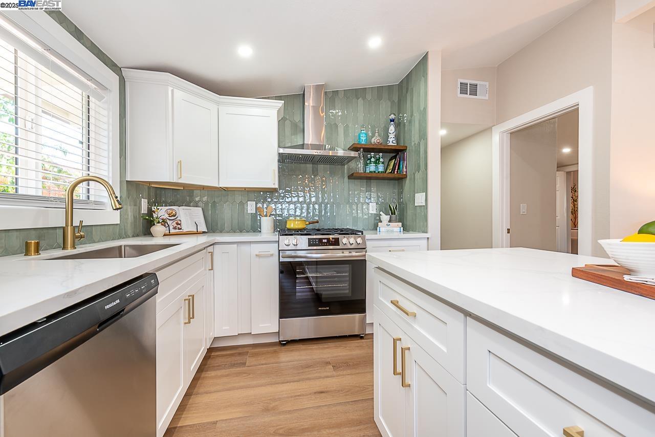Detail Gallery Image 19 of 55 For 697 Lakewood Dr, Sunnyvale,  CA 94089 - 4 Beds | 2 Baths