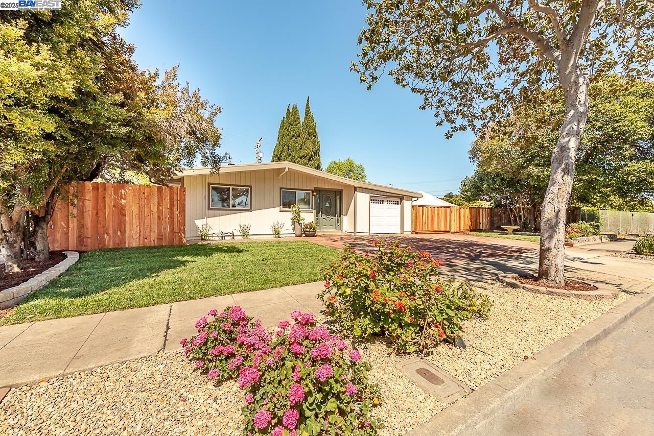 Detail Gallery Image 3 of 55 For 697 Lakewood Dr, Sunnyvale,  CA 94089 - 4 Beds | 2 Baths
