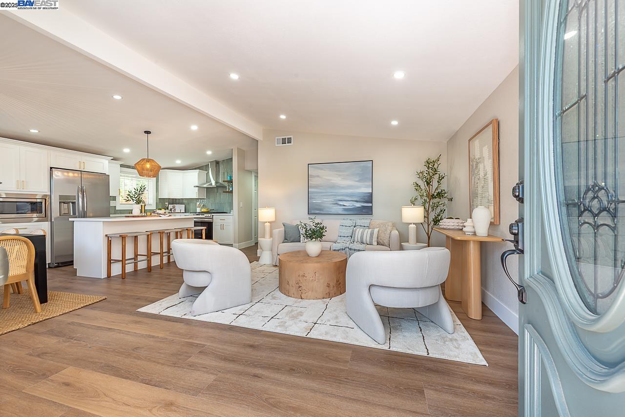 Detail Gallery Image 4 of 55 For 697 Lakewood Dr, Sunnyvale,  CA 94089 - 4 Beds | 2 Baths