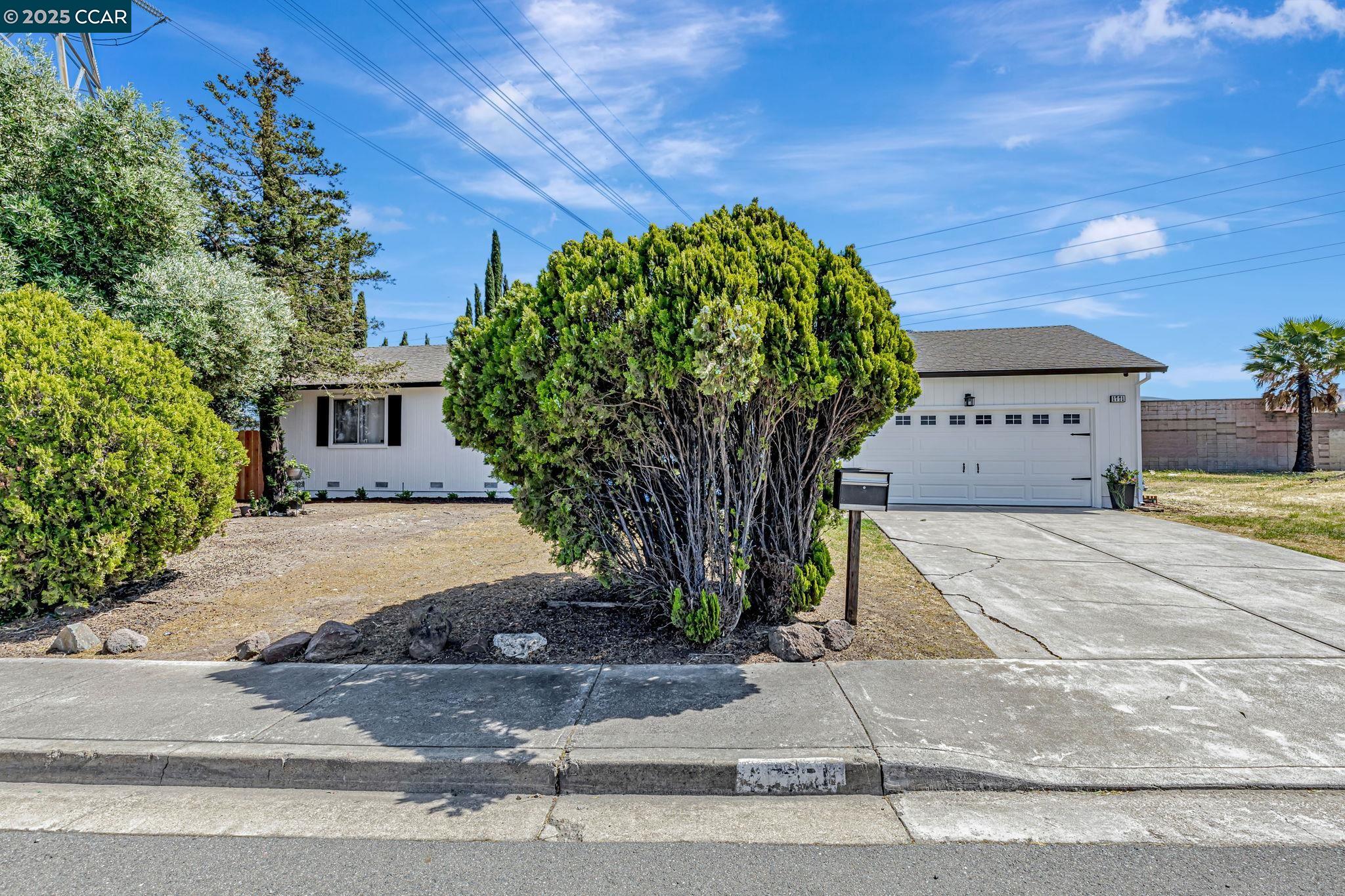 Detail Gallery Image 2 of 35 For 1771 Schooner Way, Pittsburg,  CA 94565 - 3 Beds | 2 Baths