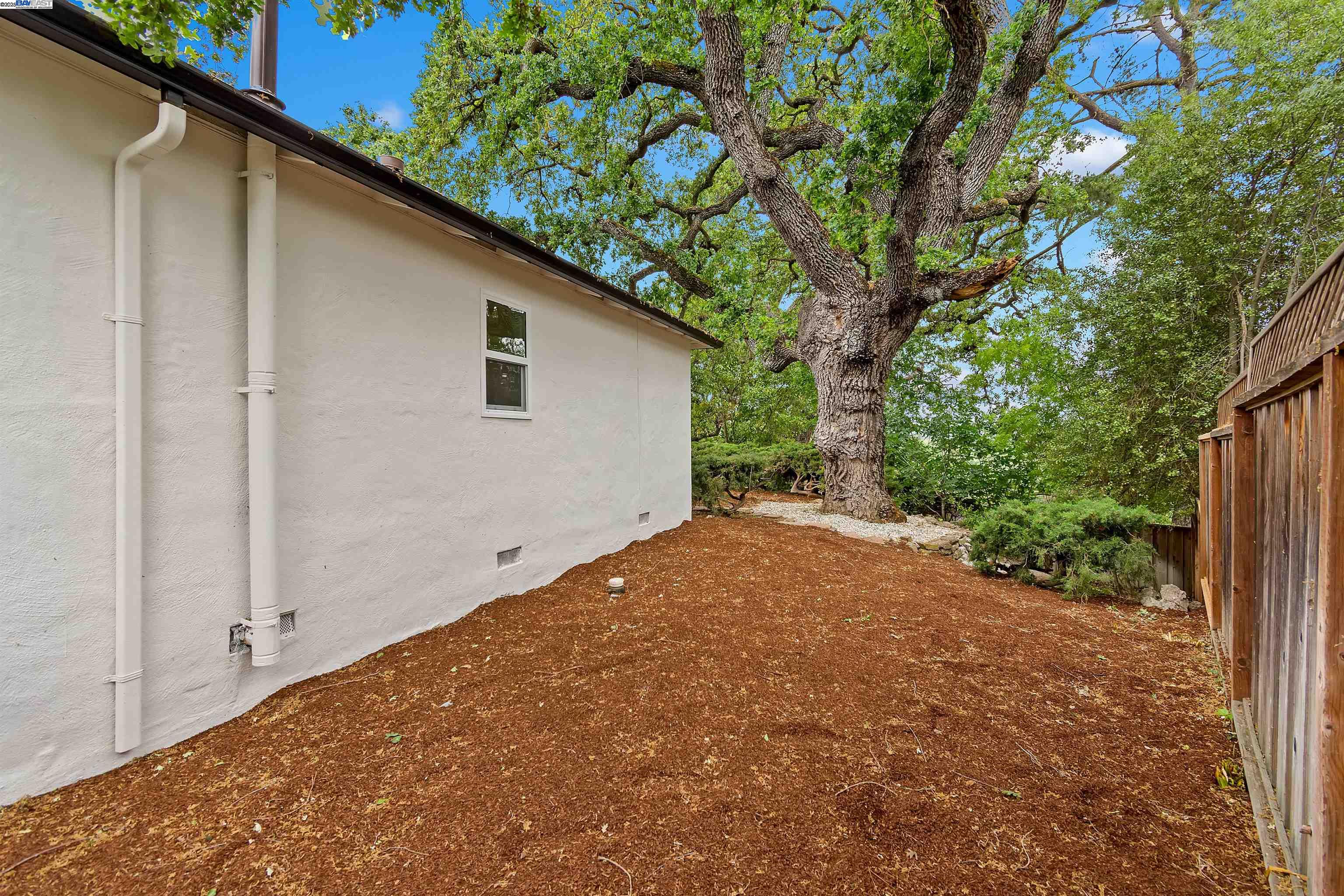 Detail Gallery Image 23 of 28 For 1860 Poplar Dr, Walnut Creek,  CA 94595 - 3 Beds | 2 Baths