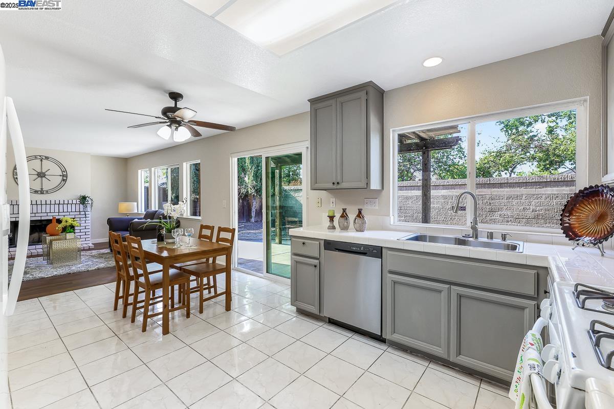 Detail Gallery Image 13 of 51 For 741 Glencreek Dr, Tracy,  CA 95377 - 4 Beds | 2/1 Baths