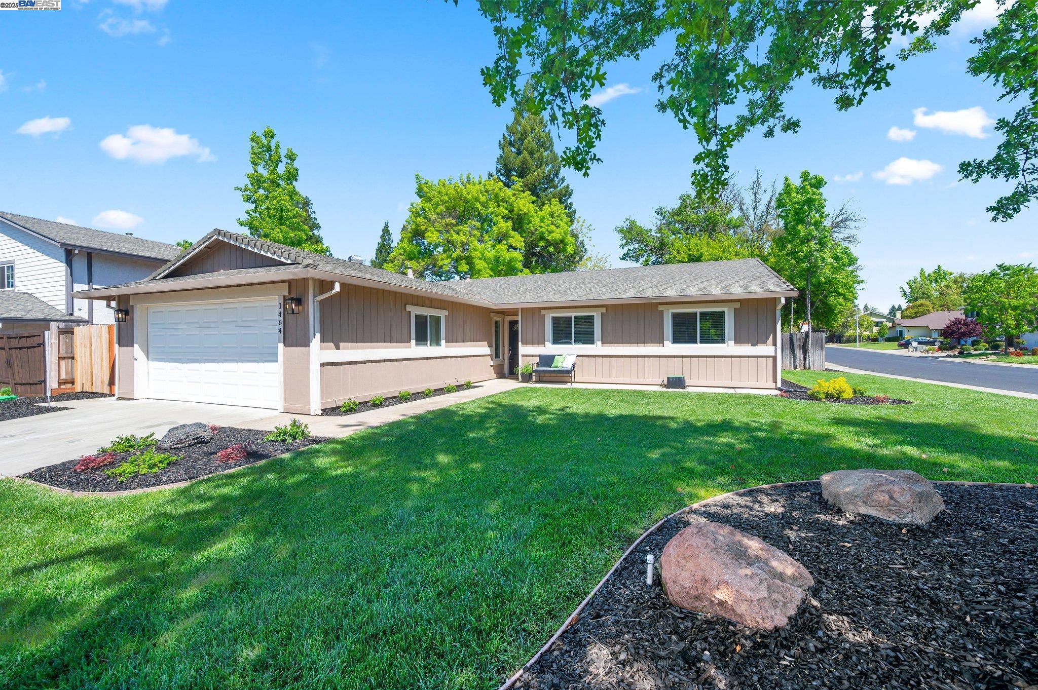 Detail Gallery Image 1 of 1 For 1464 W Colonial Pkwy, Roseville,  CA 95661 - 3 Beds | 2 Baths