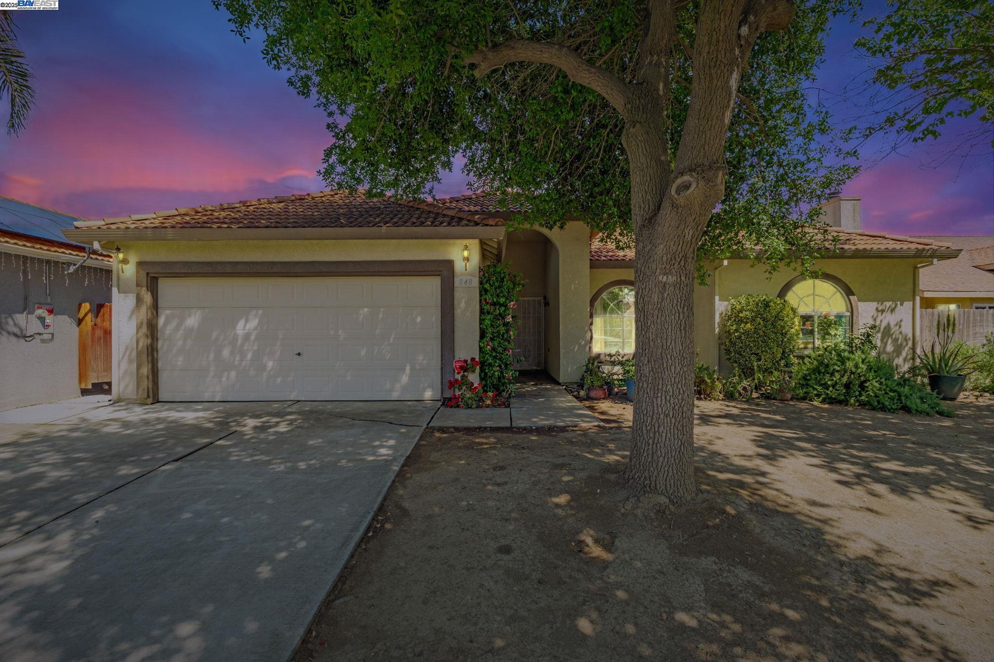 Detail Gallery Image 1 of 1 For 848 La Cresta Ct, Los Banos,  CA 93635 - 3 Beds | 2 Baths