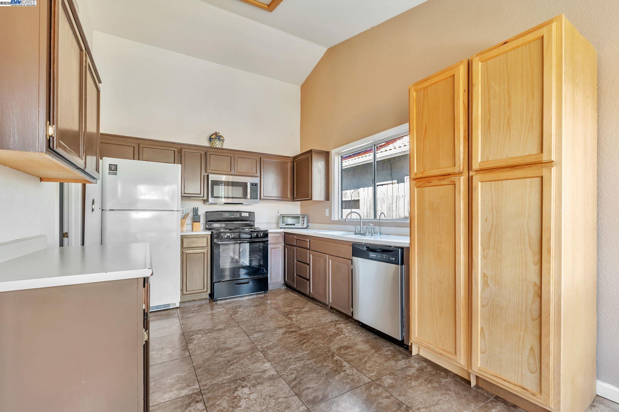Detail Gallery Image 12 of 50 For 848 La Cresta Ct, Los Banos,  CA 93635 - 3 Beds | 2 Baths